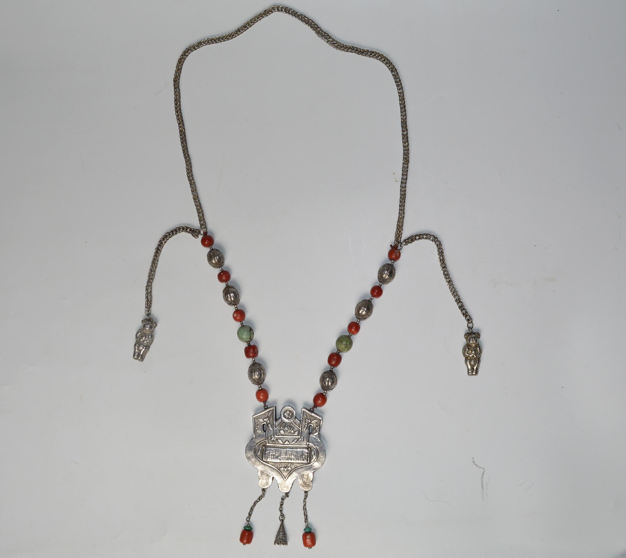 A fine Chinese antique silver necklace with antique red coral beads with turquoise and malachite
with cute small bear danglers
Yunnan Qing period 19th century
Nice wearable antique piece in fine condition
Size 36 cm, 14 inches drop down, 58 cm,