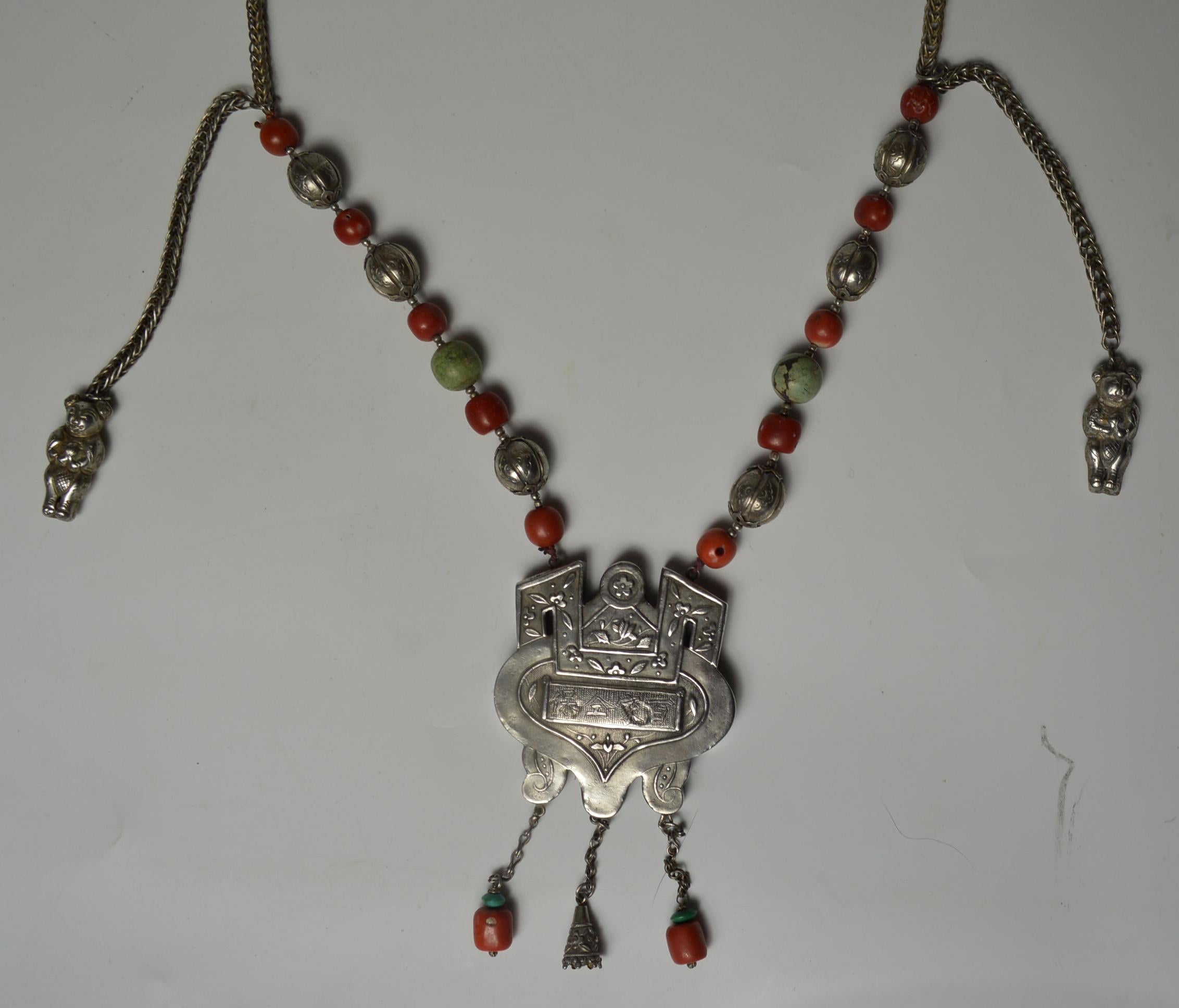 Chinese Antique Silver Coral and Turquoise Necklace 中国古董 In Good Condition For Sale In London, GB