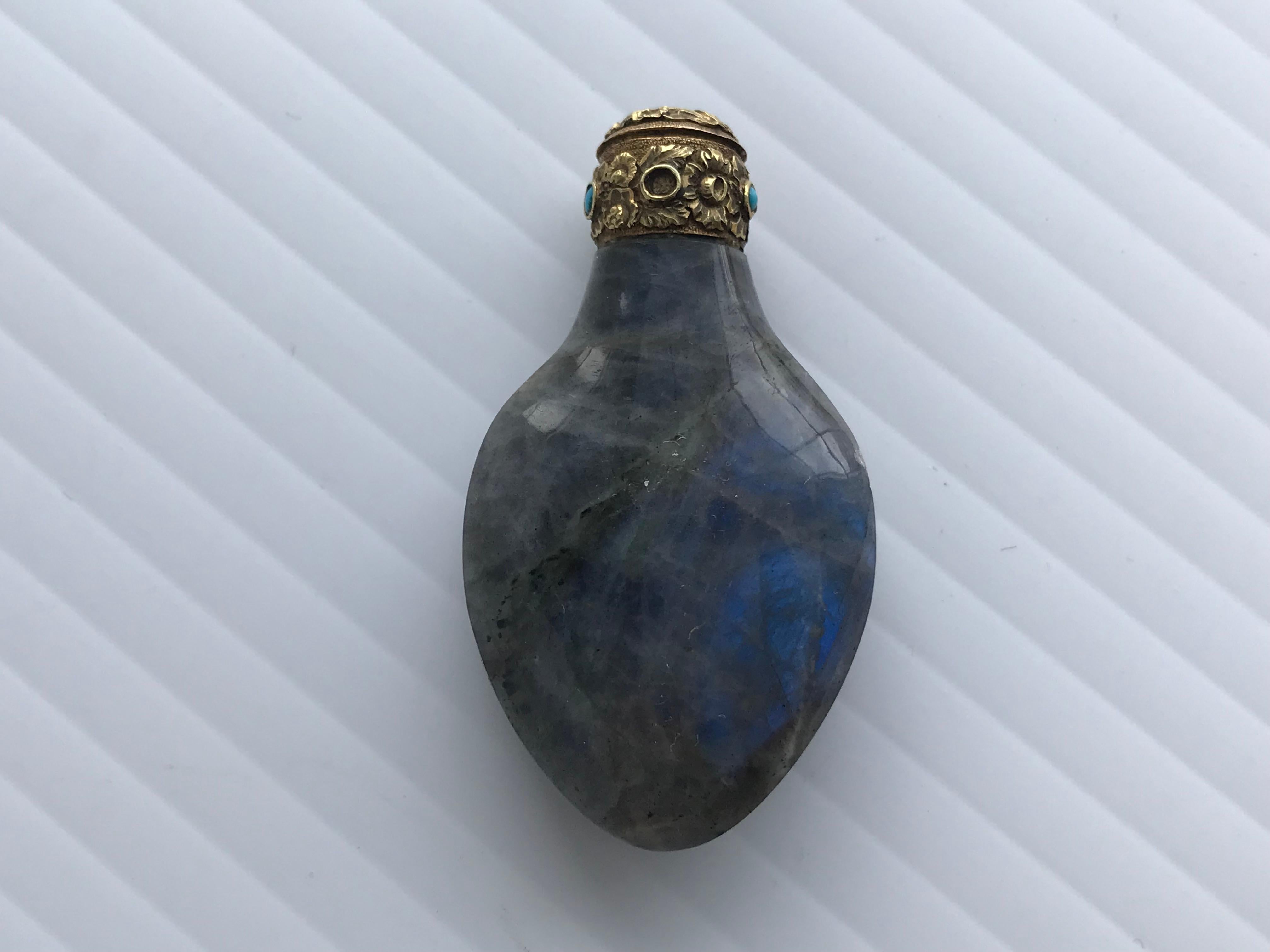 Flacon à priser chinois ancien en or 18k, labradorite et pierre turquoise, environ 4,8 cm x 2,7 cm, manque une pierre turquoise, et manque la cuillère.