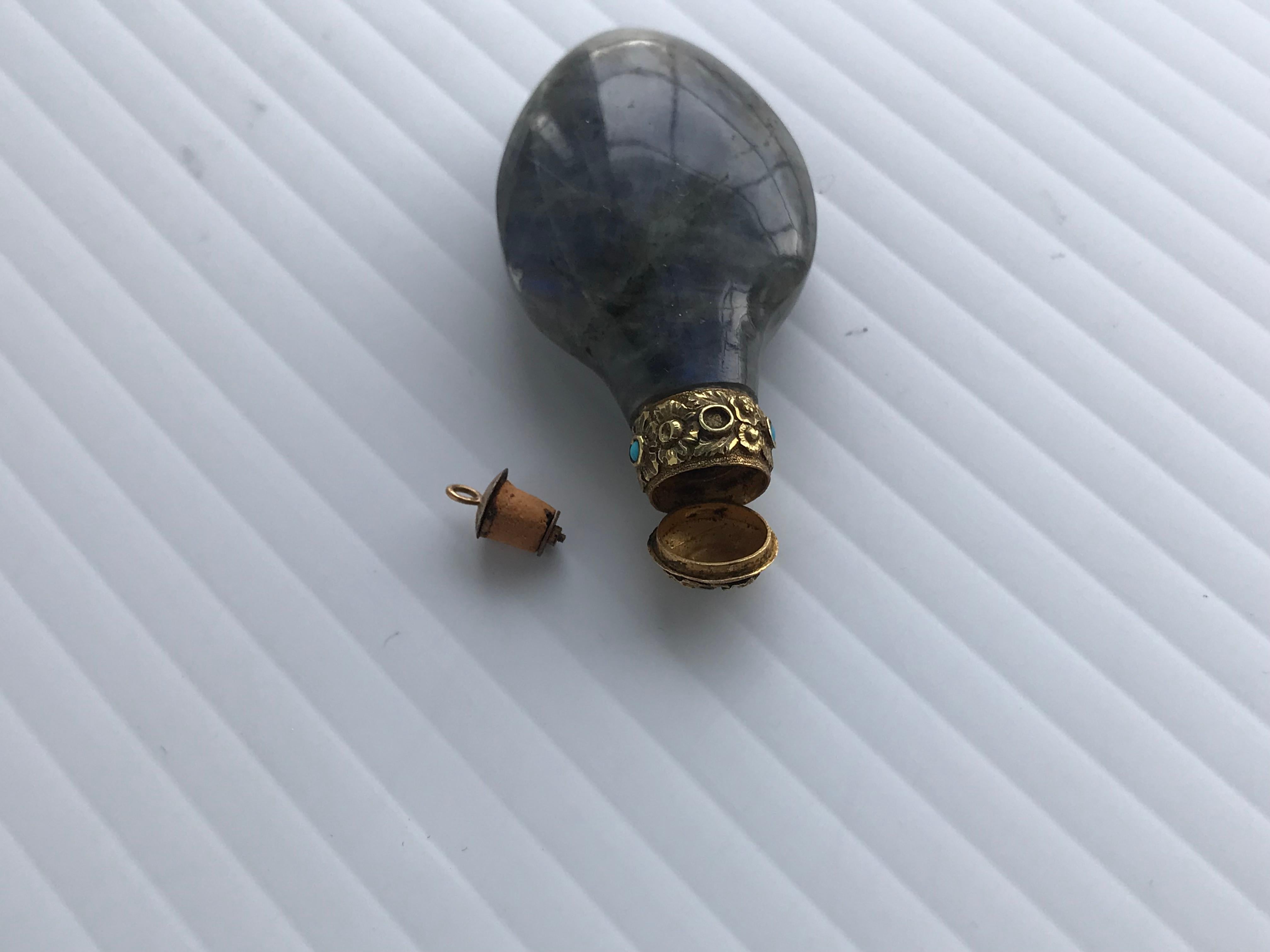 Tabatière chinoise ancienne en or 18 carats, labradorite et turquoise Unisexe en vente