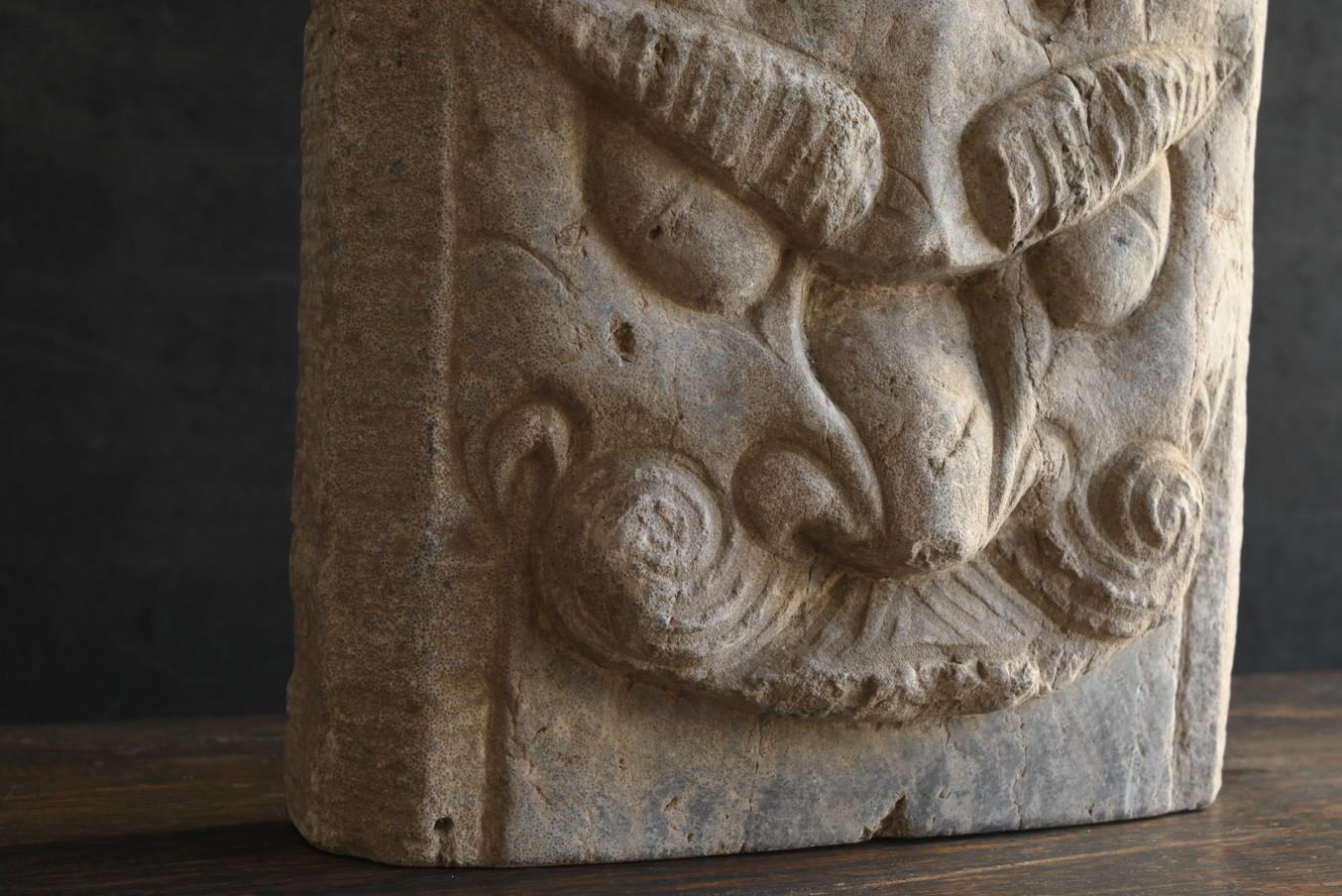 Chinesische antike Steingravur eines Drachens oder Dämonen/vor dem 20. Jahrhundert (Handgeschnitzt) im Angebot