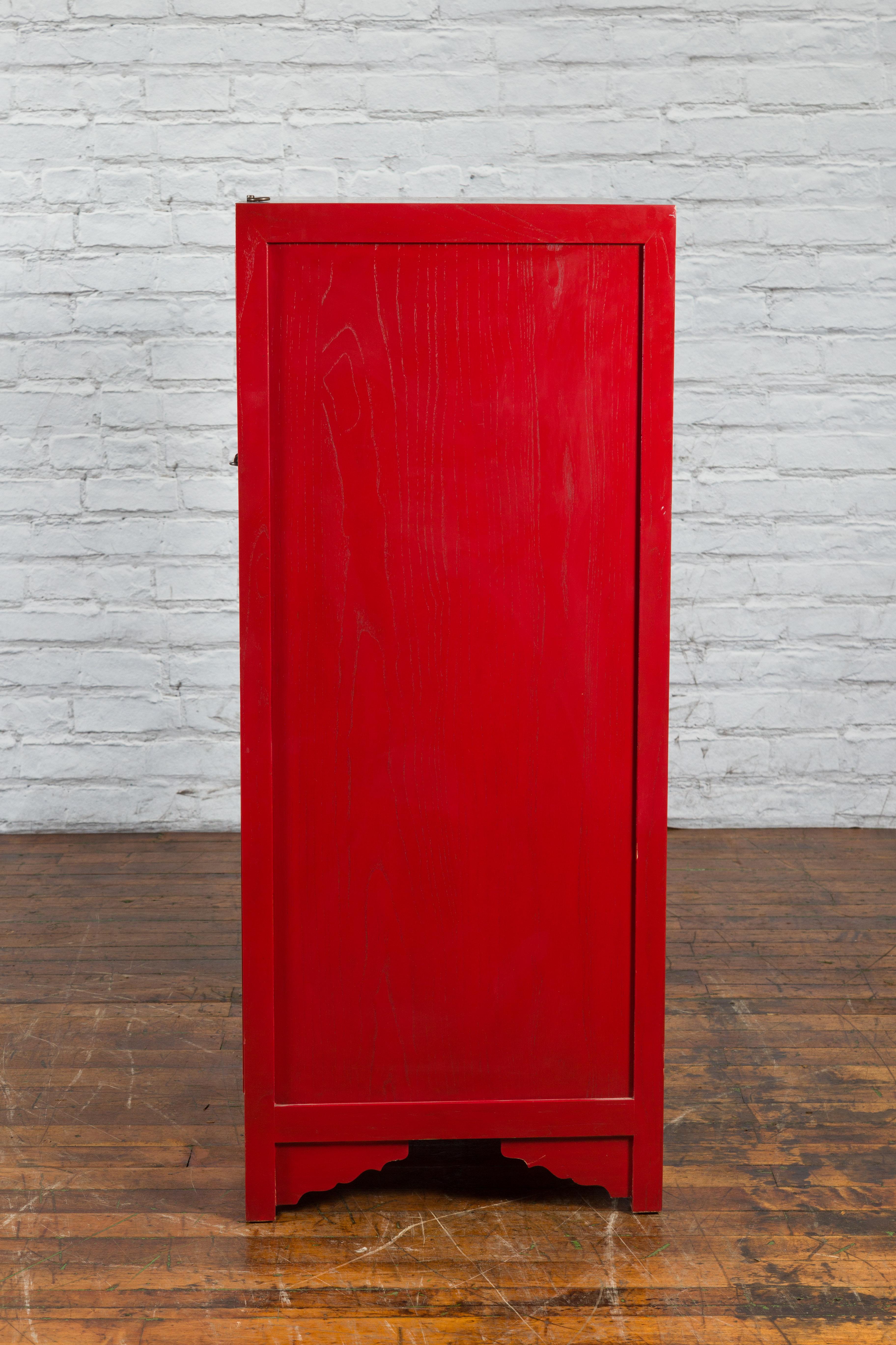 Meuble à liqueurs laqué rouge de style antique avec panneau caché pivotant 13