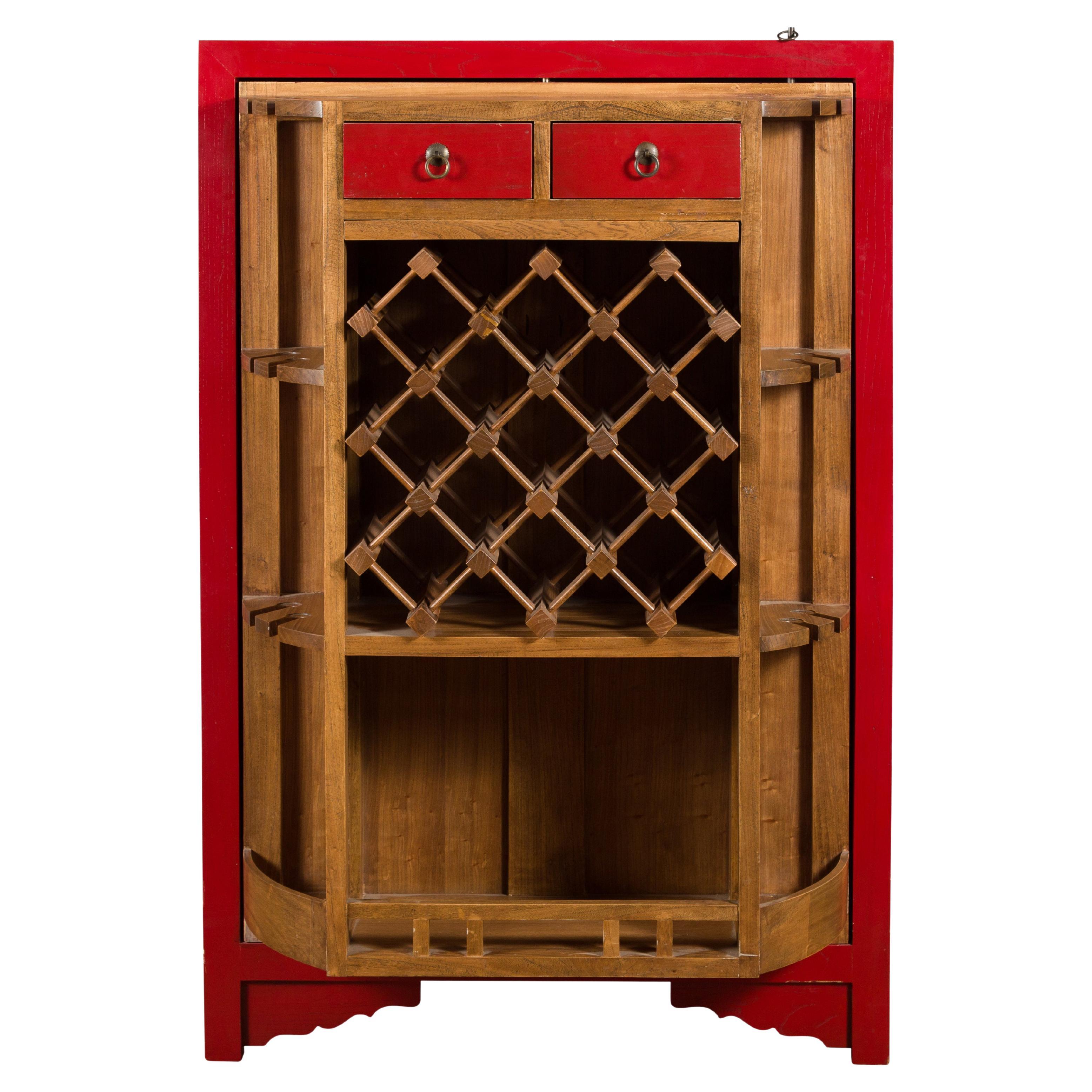 Meuble à liqueurs chinois laqué rouge de style antique avec panneau caché pivotant