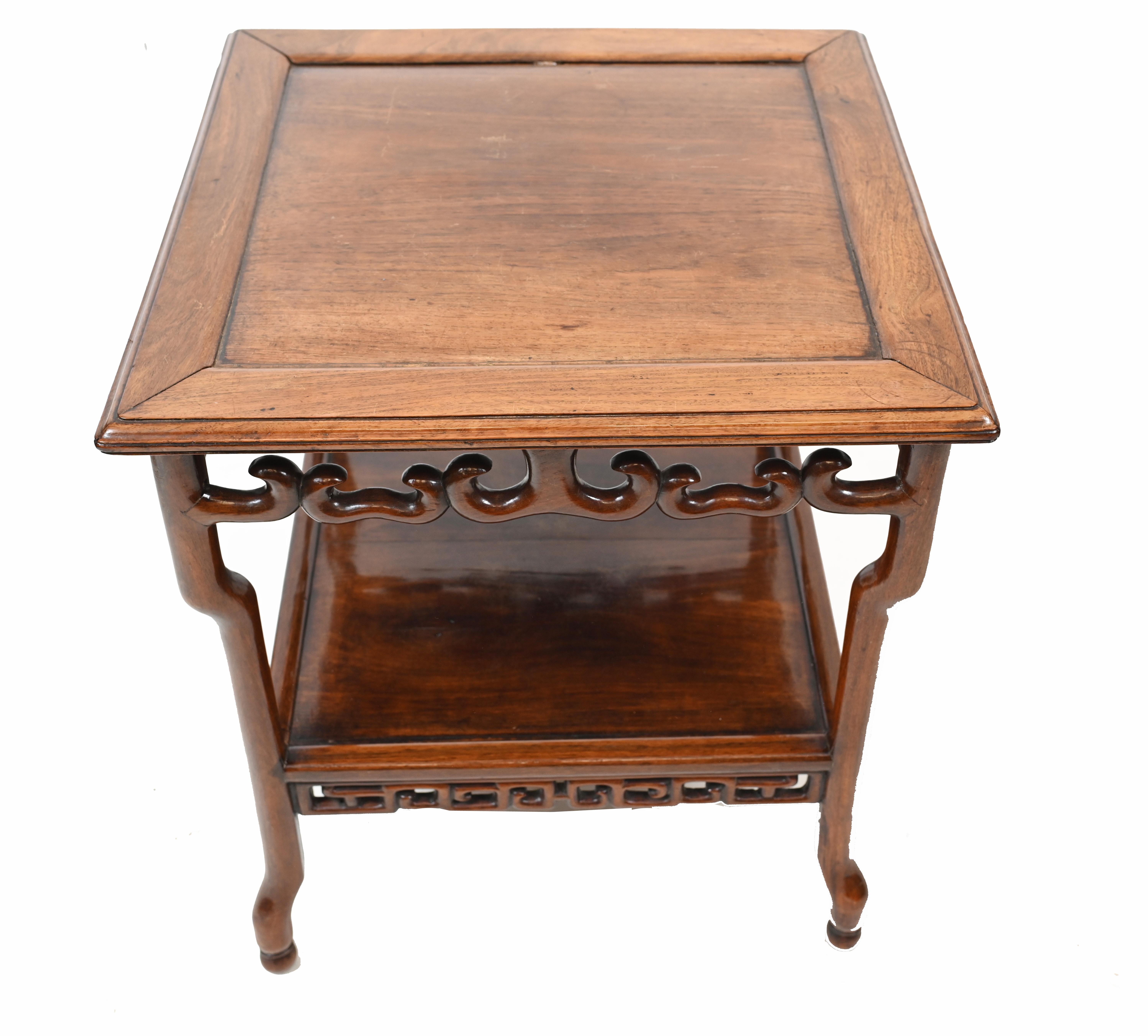 Table chinoise ancienne en bois de feuillus sculpté de 1880 Bon état - En vente à Potters Bar, GB