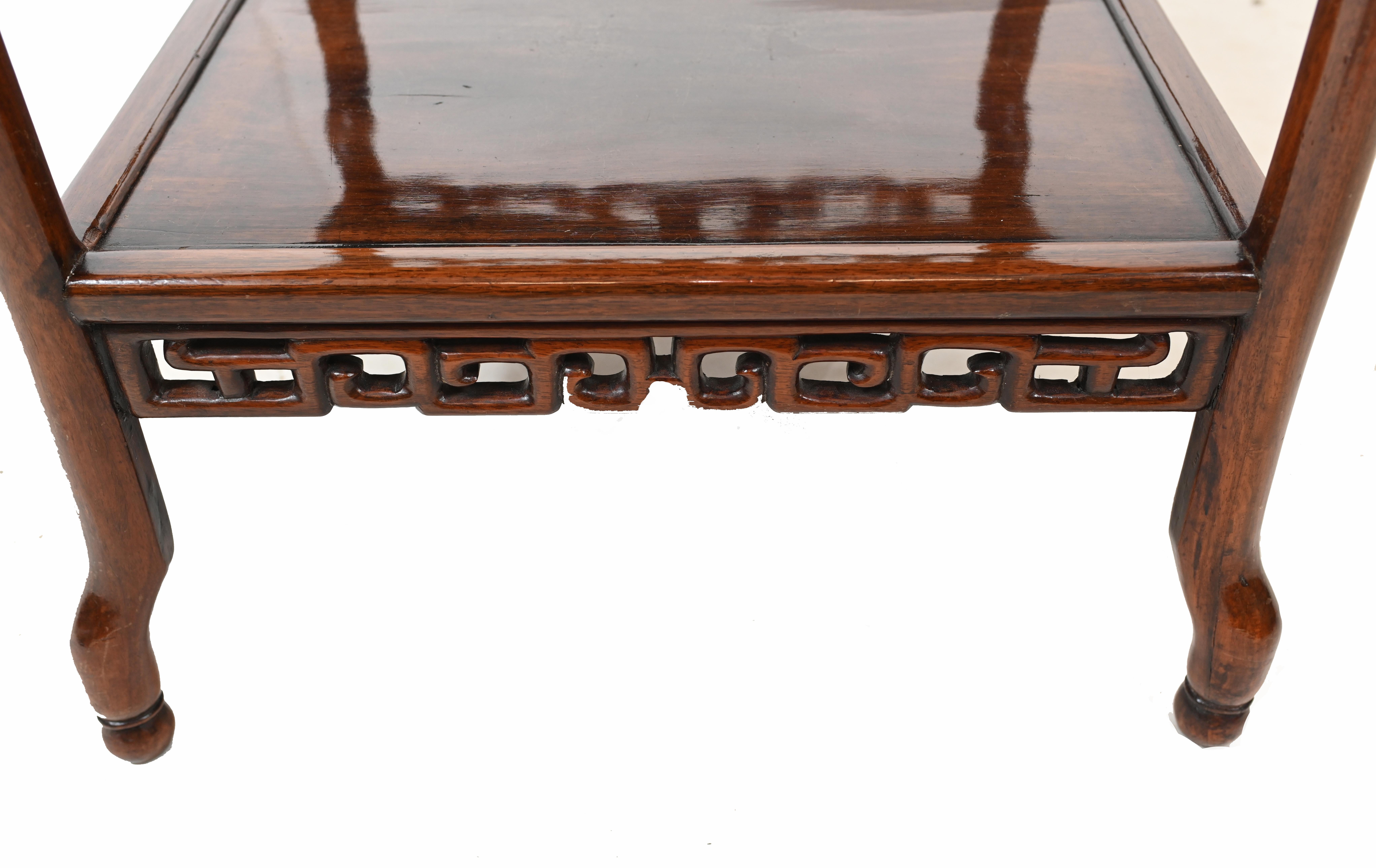 Bois de feuillus Table chinoise ancienne en bois de feuillus sculpté de 1880 en vente
