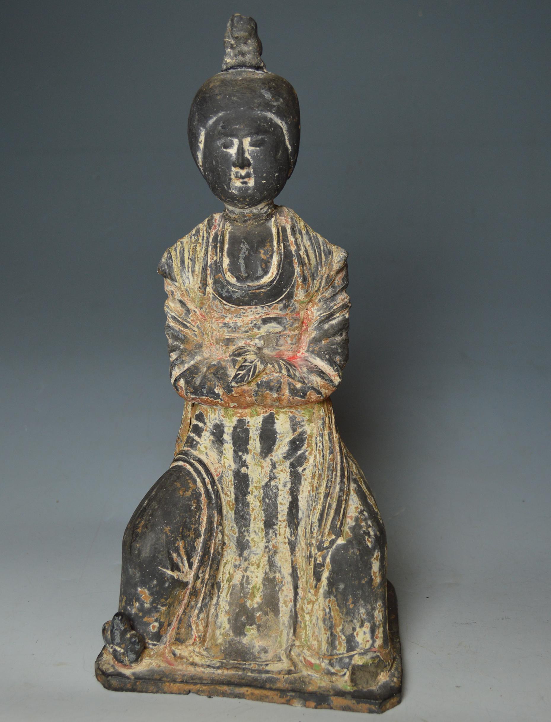 Eine große chinesische sitzende Keramikfigur aus der Tang-Dynastie  
Tang  Dynastie ca. CIRCA 618 - 906 China,

Fein gemeißelt  Schwarze Steingutplastik einer Hoflade mit Pigmentresten

Maße: Höhe 36 cm, Breite 20 cm ca. 14 x 8 Zoll.

Bedingung: 