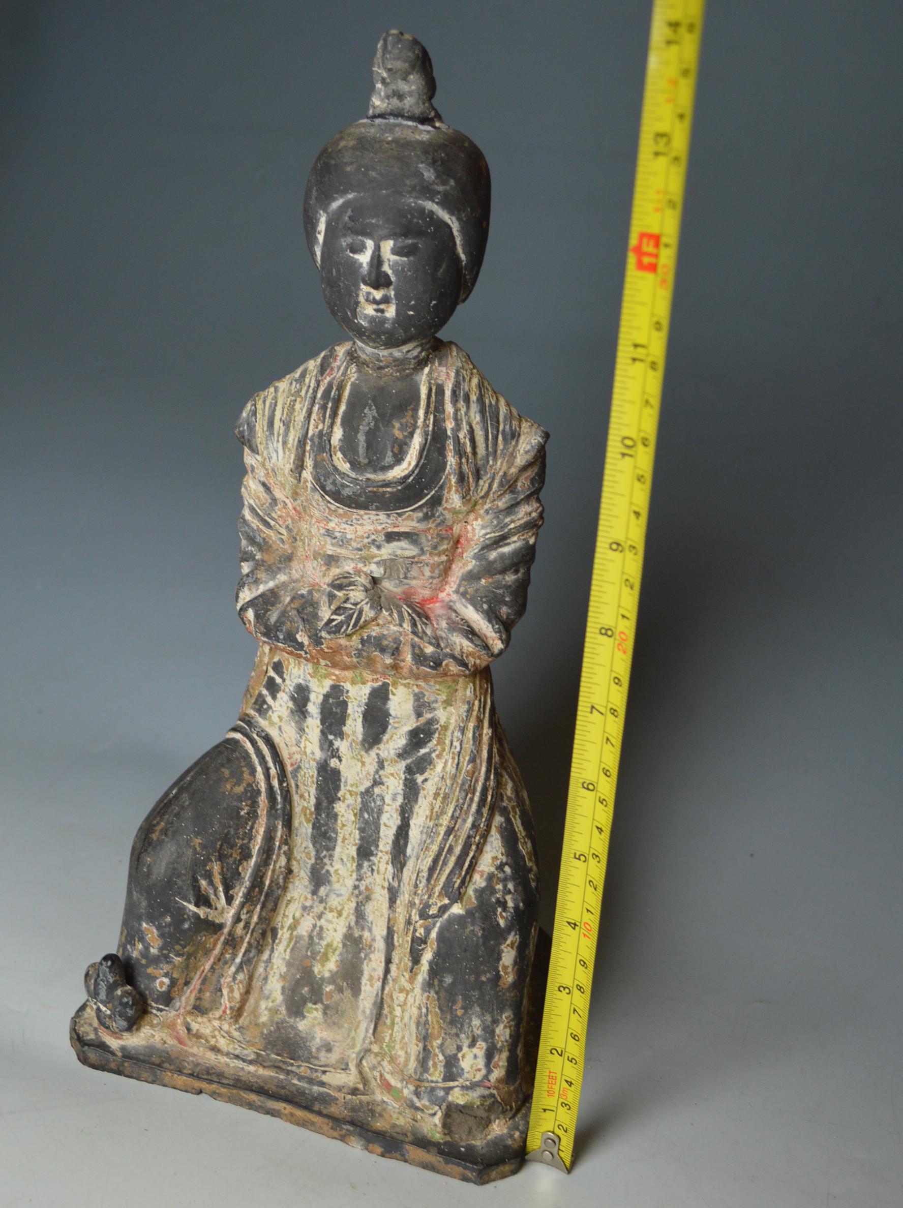 Chinesische Antike Tang Dynasty Töpferei Figur Asiatische Antiquitäten (18. Jahrhundert und früher) im Angebot