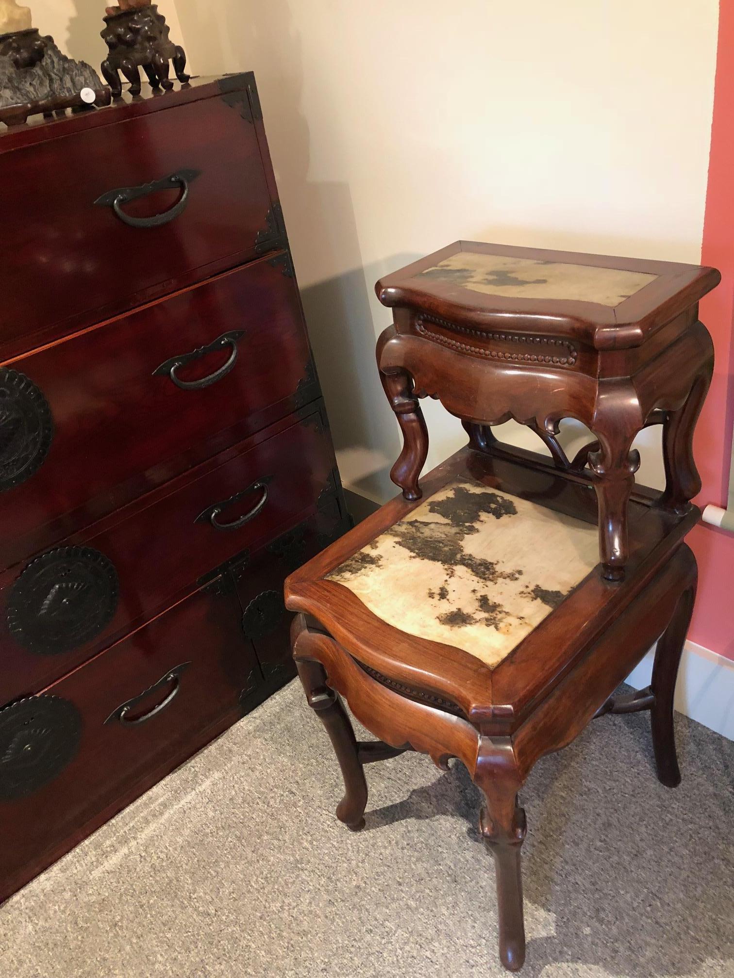 Encontrado en nuestro último viaje a Japón

Fina mesa china antigua de madera dura 