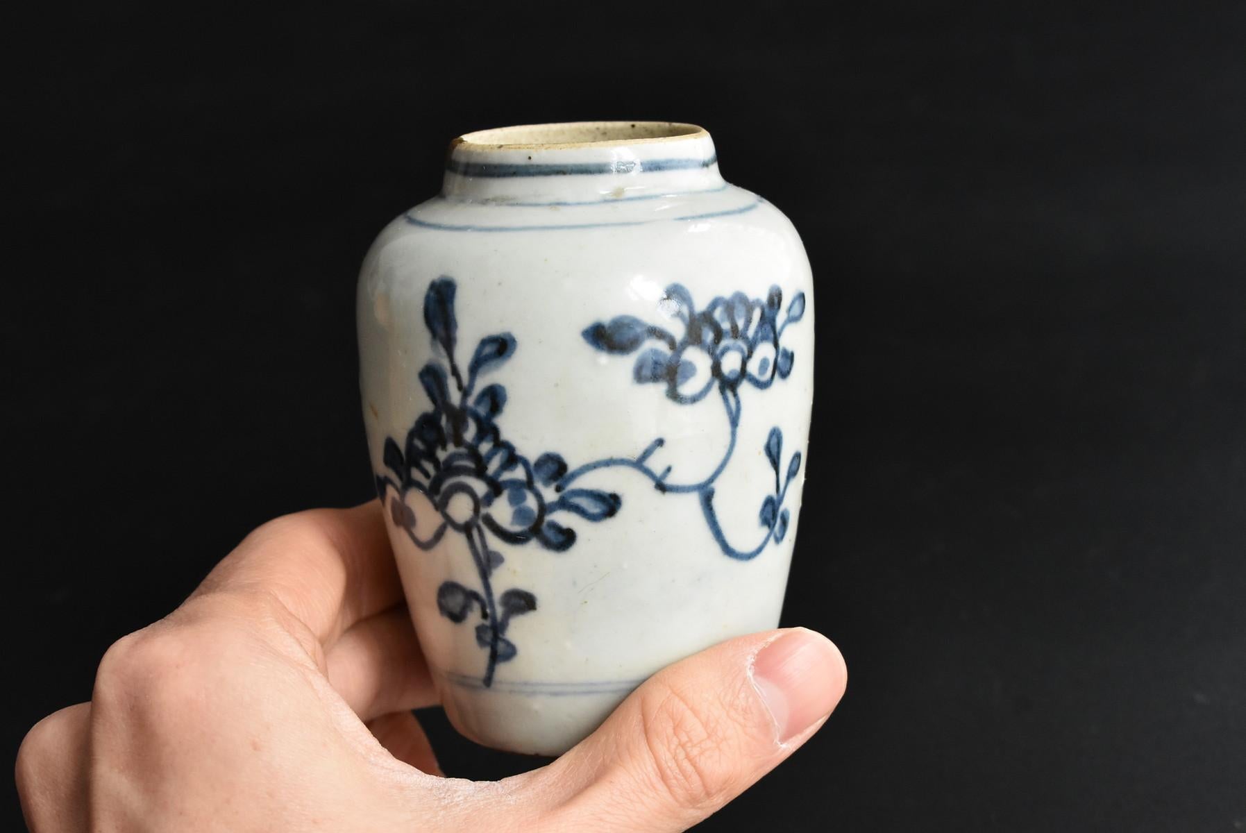 A small jar with white porcelain blue dyeing made from the end of the Ming dynasty to the beginning of the Qing dynasty in China.
Under the influence of China, Japan has begun to bake similar white porcelain products around 1600.

Although it is