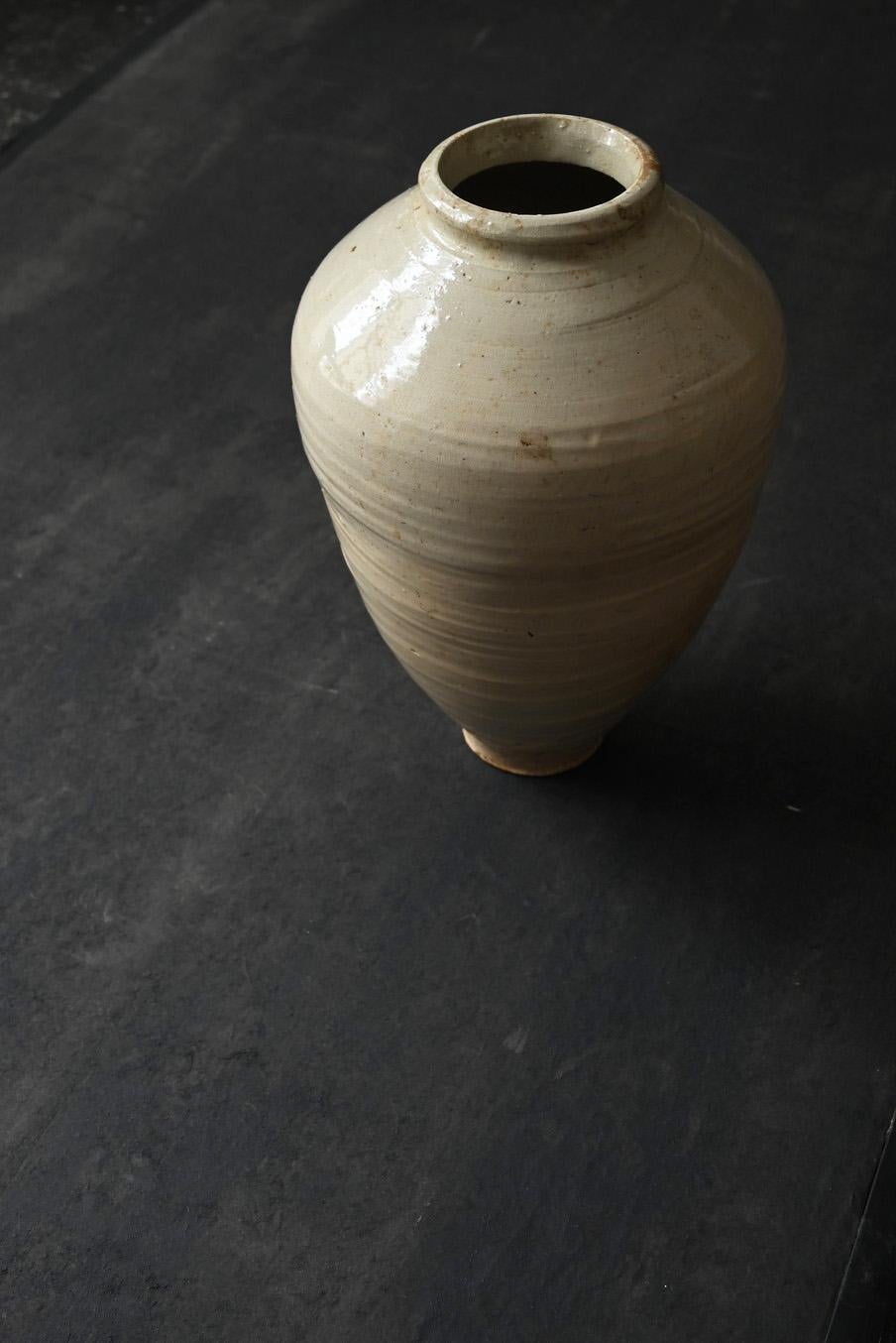 Un vaso cinese realizzato tra la fine della dinastia Ming e l'inizio della dinastia Qing (1600).
È stato prodotto nella Cina meridionale (provincia di Fujian).
Si tratta di un oggetto di scavo.
In Giappone viene chiamato vaso 