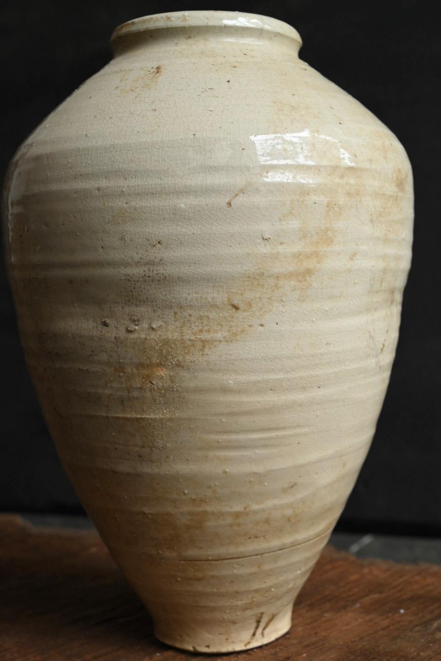Fino al XVIII secolo Vaso antico cinese in ceramica bianca del 17° secolo/vaso scavato/ in vendita