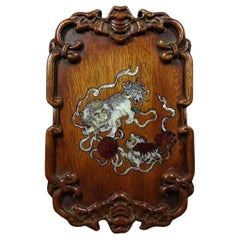 Plato Cuadrado Chino Vintage Tallado en Madera con Leones Blancos