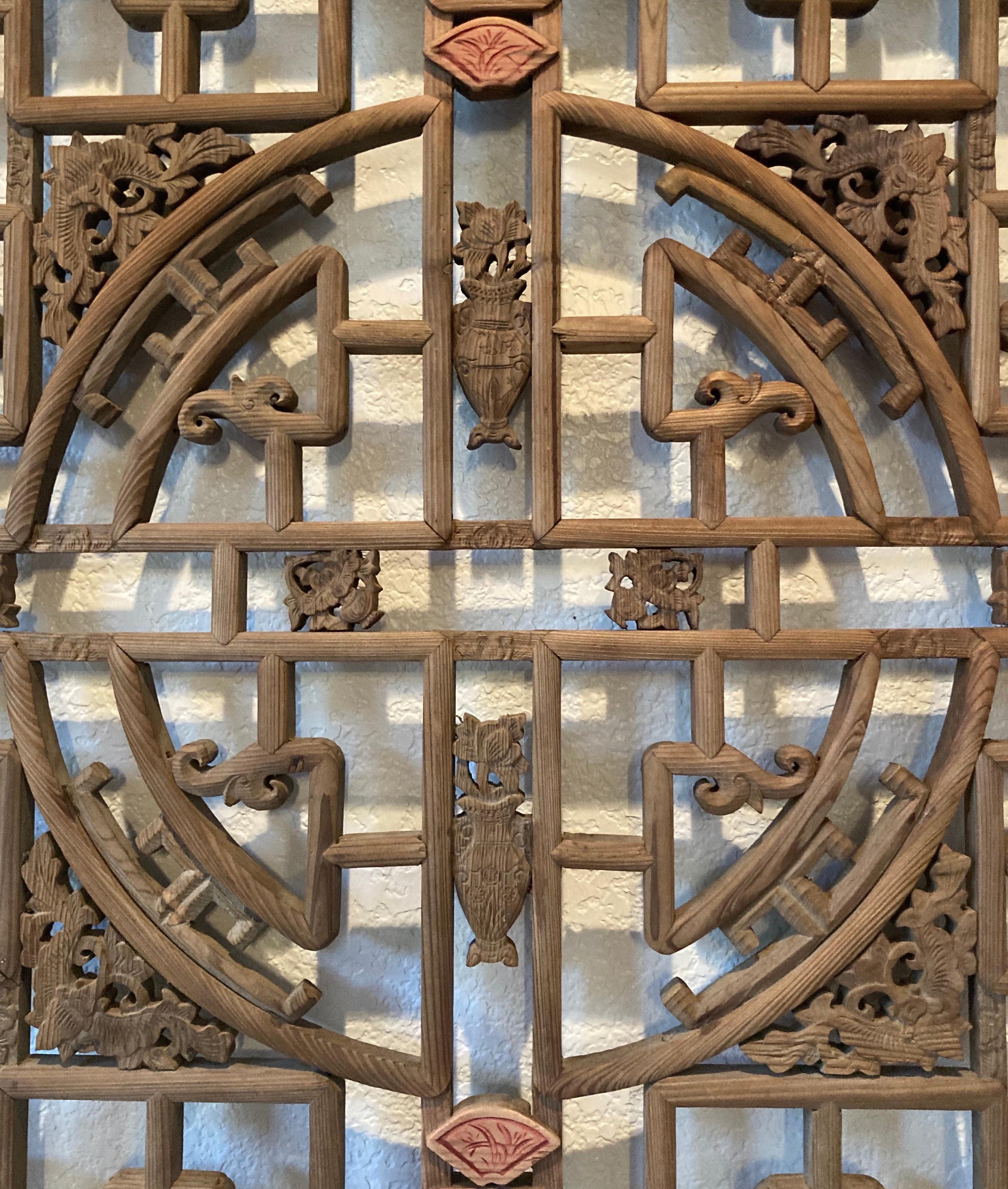 Panneau en treillis avec des joints à tenon et mortaise en onglet. Le panneau comprend un treillis circulaire central, de multiples petits objets sculptés avec des motifs floraux et des éléments de suspension en métal.