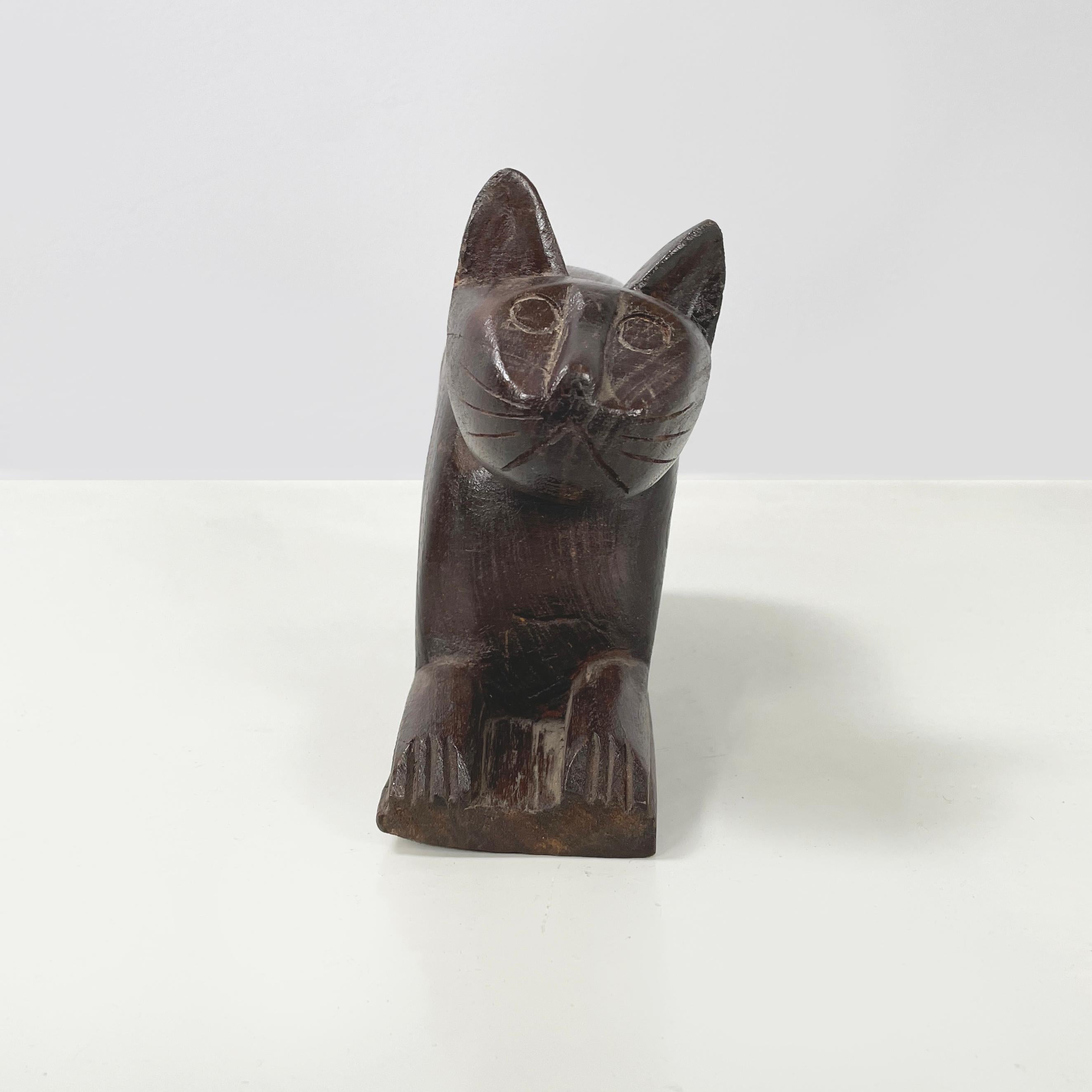 Chinese antique Wooden cat jewelry box or object holder, 1920s
Jewelry box with retractable compartment in the shape of a lying cat, entirely made of wood. The cat's features are stylized. The sliding compartment is on the cat's belly. When closed,