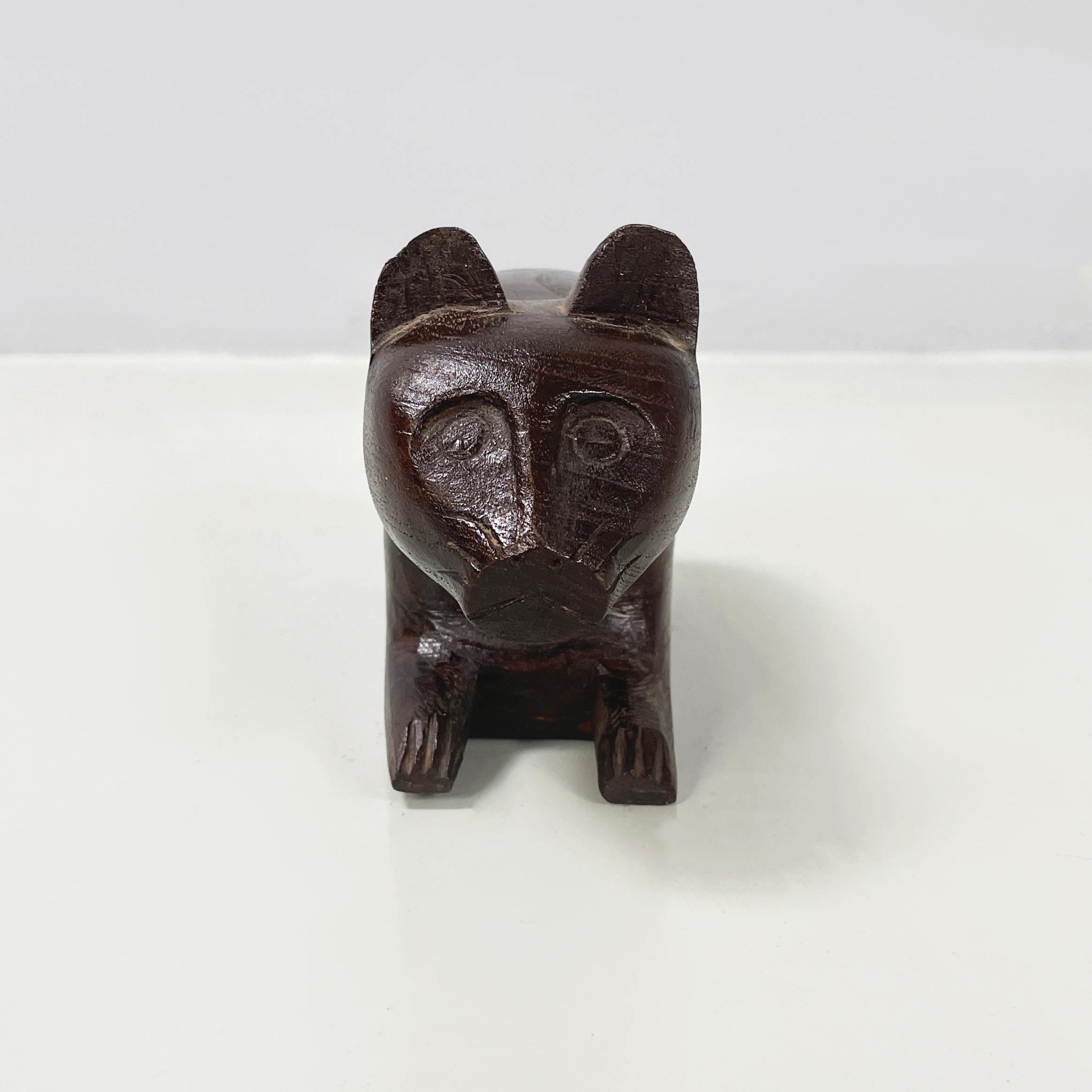 Chinese antique Wooden cat jewelry box or object holder, 1920s
Jewelry box with retractable compartment in the shape of a lying cat, entirely made of wood. The cat's features are stylized. The sliding compartment is on the cat's belly. When closed,