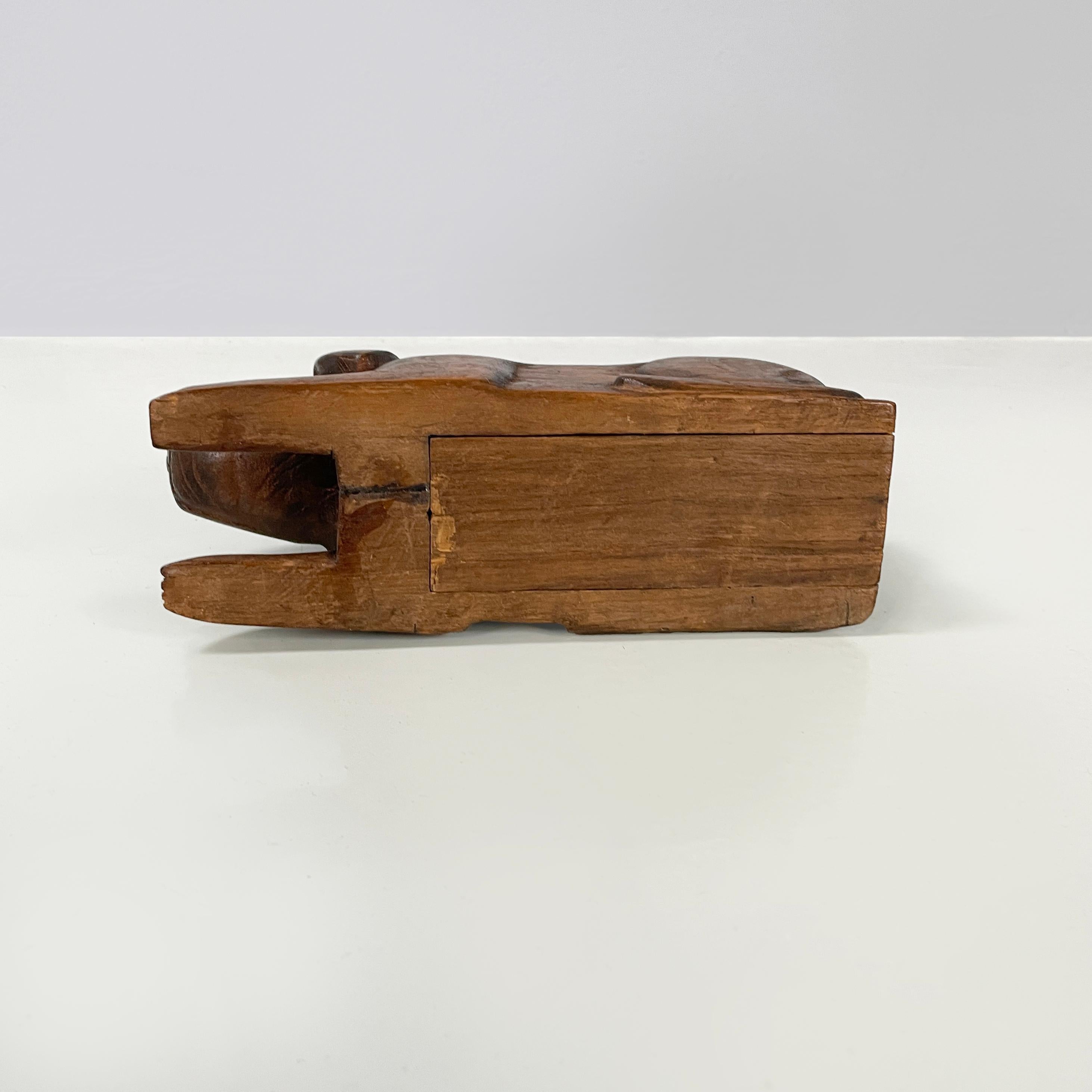 Early 20th Century Chinese antique Wooden dog jewelry box or object holder, 1920s For Sale