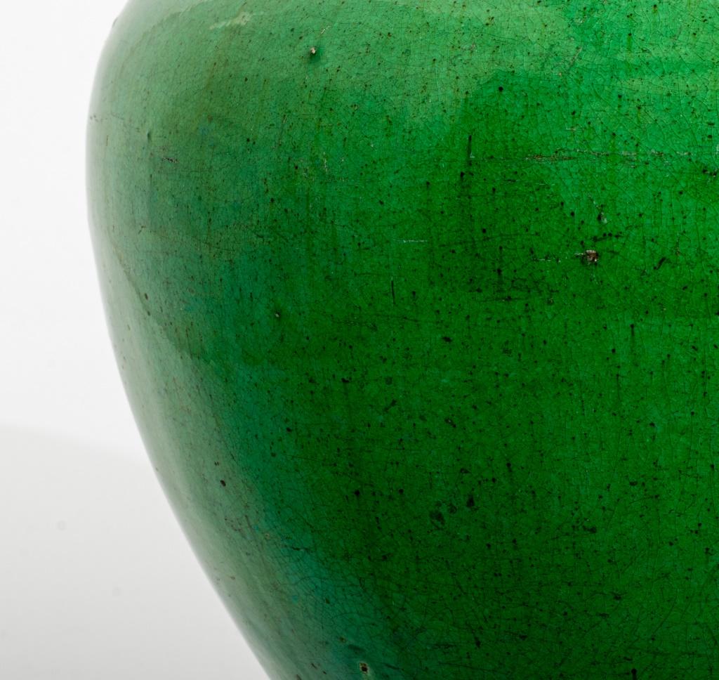 Chinese Apple Green Glazed Ceramic Jar In Good Condition For Sale In New York, NY
