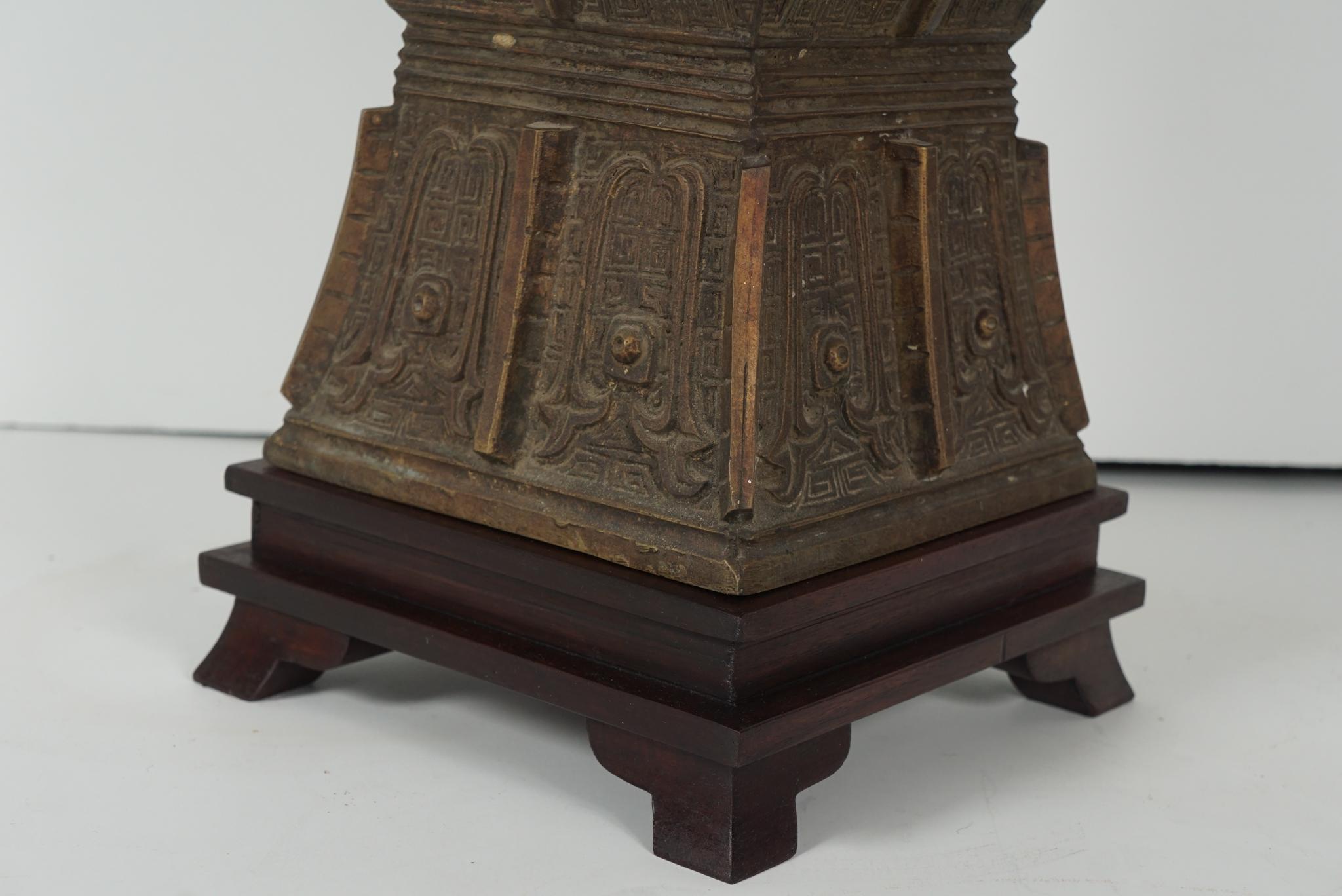 Sculpté Urne à couvercle en bronze coulé de style arcaïque chinois avec fleuron en jade sculpté en vente