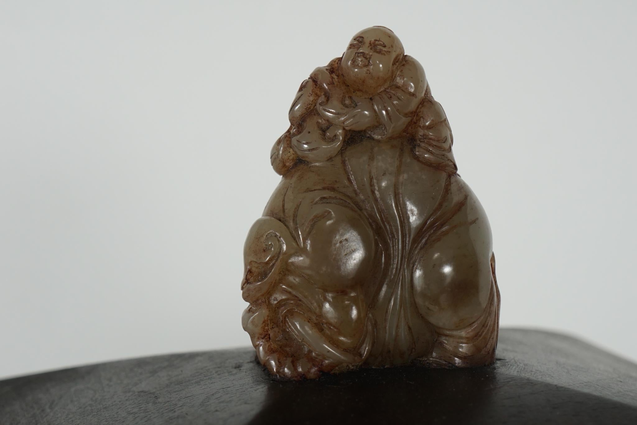 Urne à couvercle en bronze coulé de style arcaïque chinois avec fleuron en jade sculpté Bon état - En vente à Hudson, NY