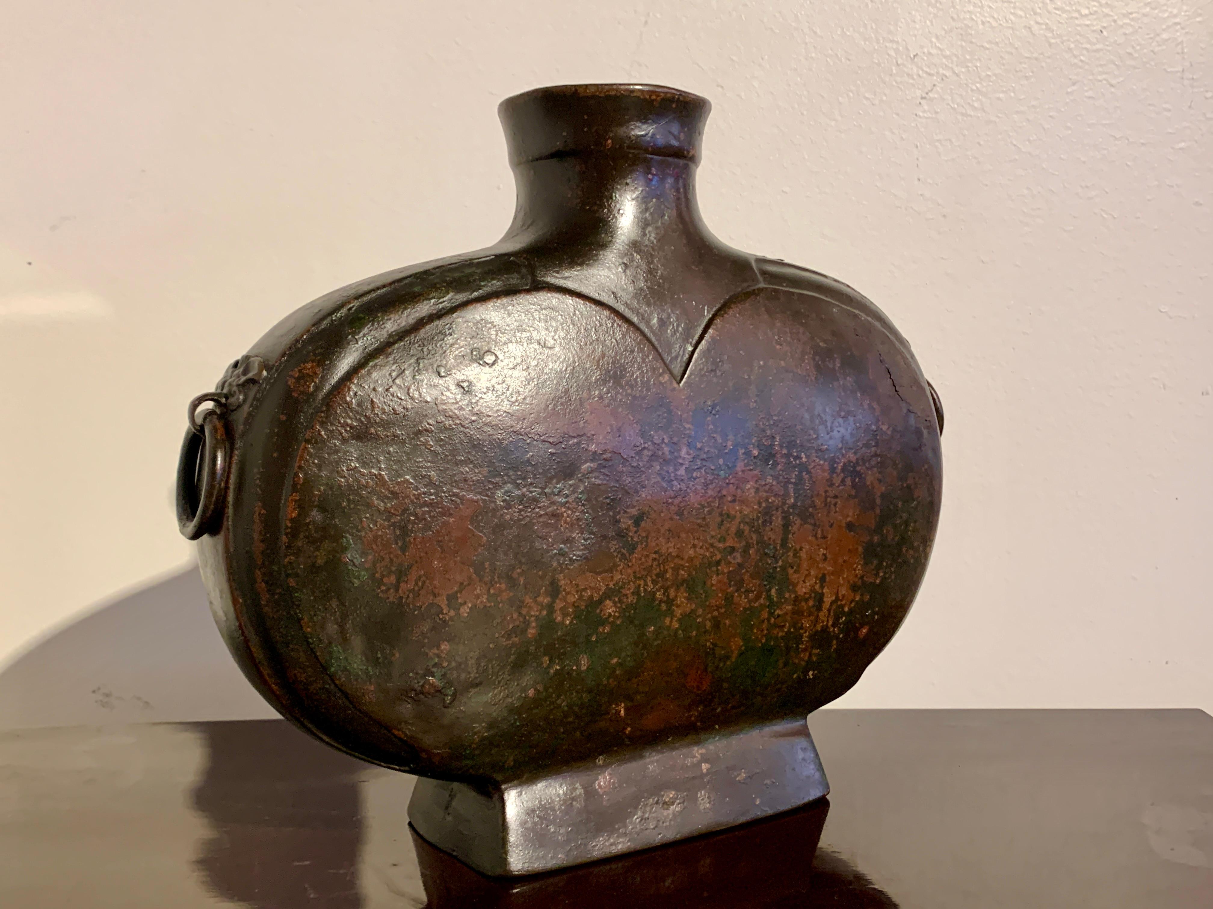 Chinois Vase à vin en bronze archéologique chinois, Bianhu, dynastie Han, Chine en vente