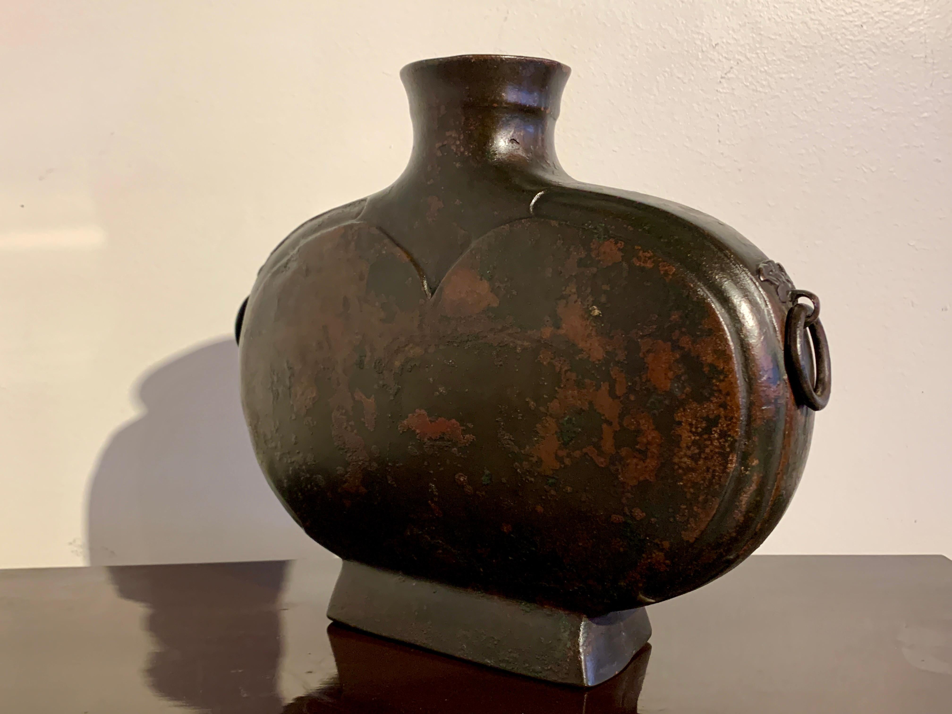 Vase à vin en bronze archéologique chinois, Bianhu, dynastie Han, Chine Bon état - En vente à Austin, TX