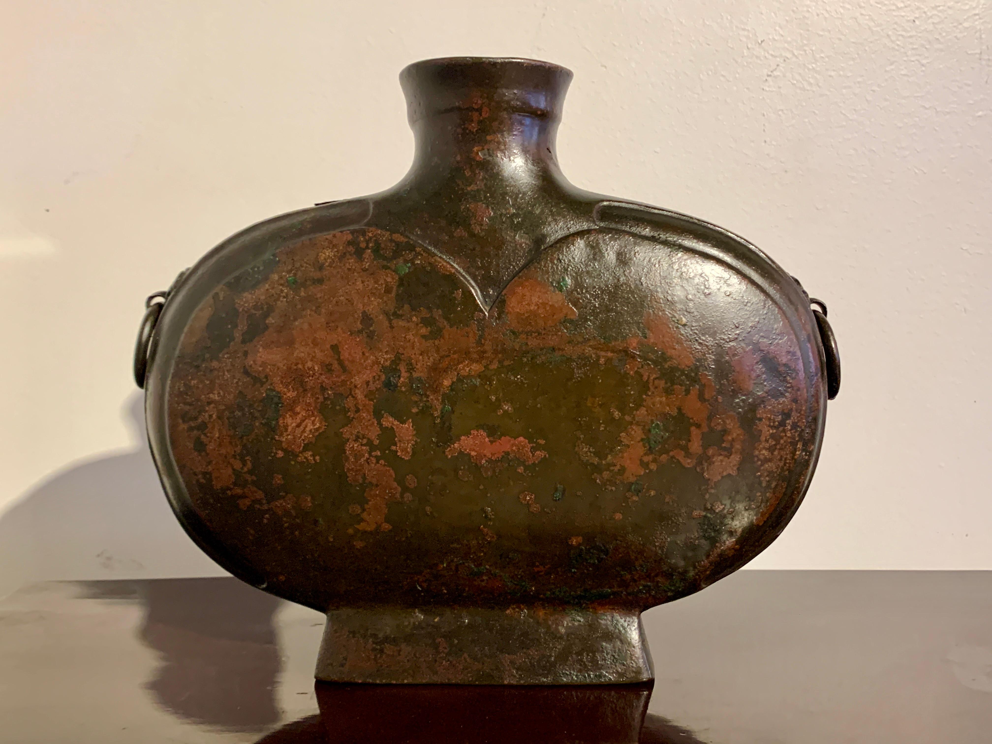XVIIIe siècle et antérieur Vase à vin en bronze archéologique chinois, Bianhu, dynastie Han, Chine en vente