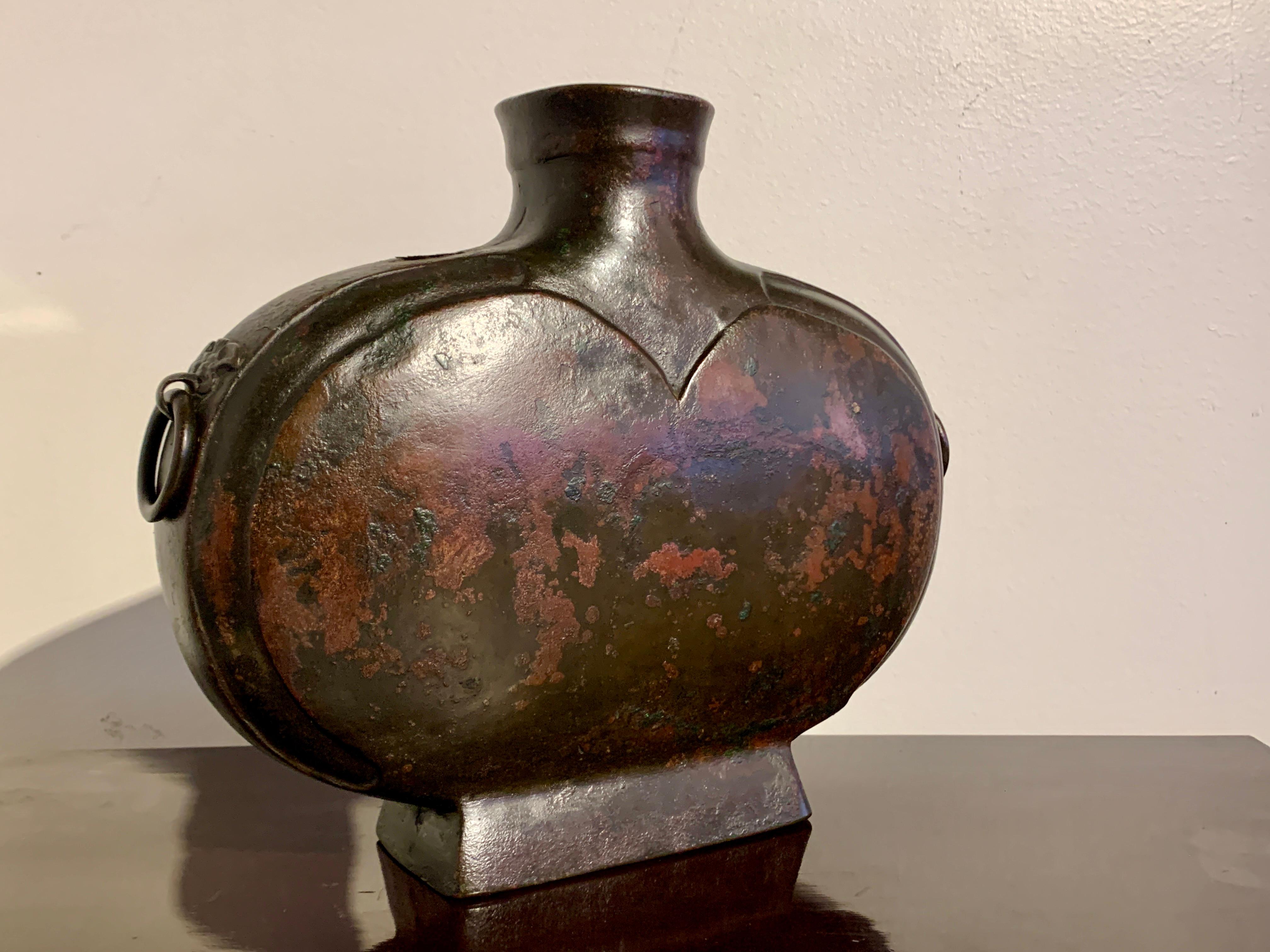 Bronze Vase à vin en bronze archéologique chinois, Bianhu, dynastie Han, Chine en vente