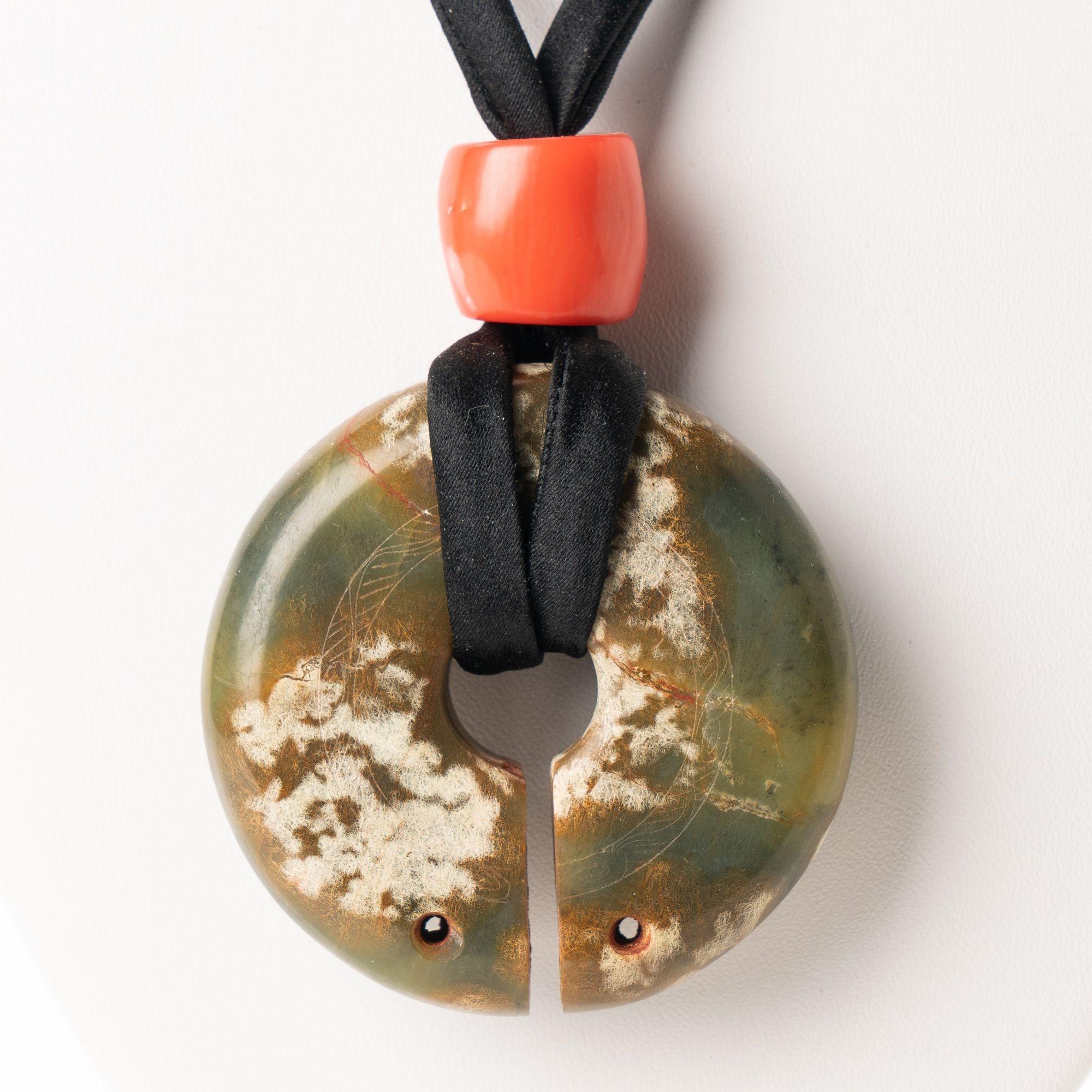 Chinesische Archaik-Halskette aus Nephrit-Jade und Korallenperlen, 2000 v. Chr. im Zustand „Hervorragend“ im Angebot in Kenilworth, US