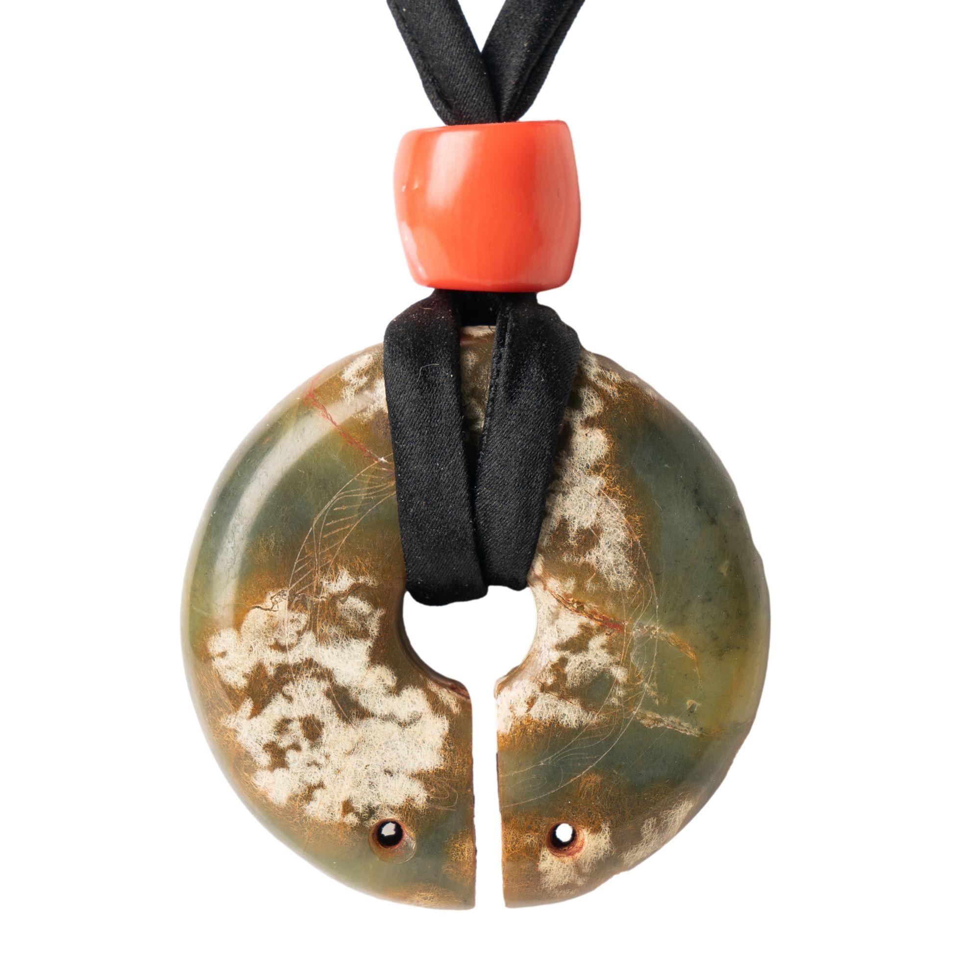 Collana cinese arcaica di giada nefrite e perline di corallo, 2000 a.C. In condizioni ottime in vendita a Kenilworth, US