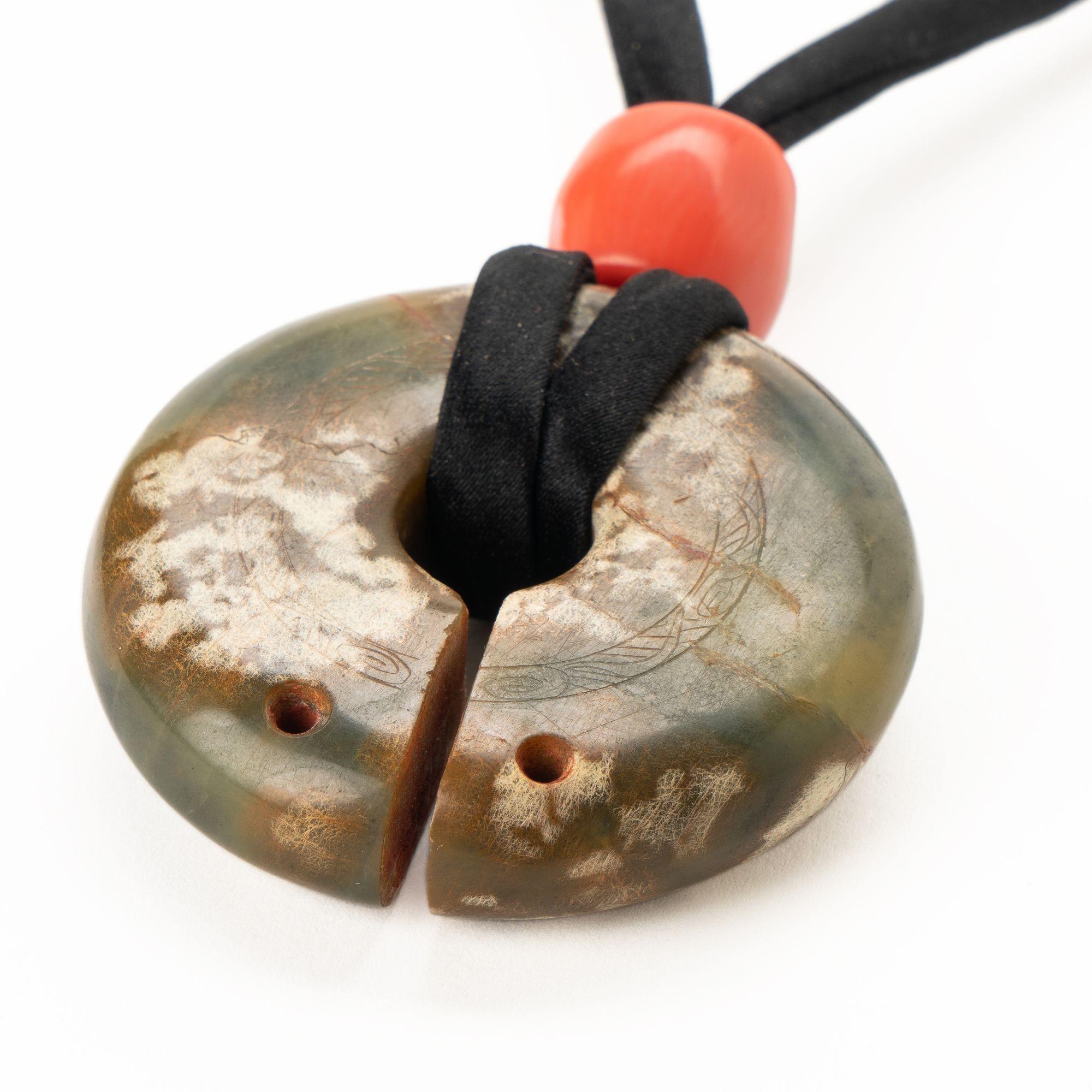 Collana cinese arcaica di giada nefrite e perline di corallo, 2000 a.C. in vendita 1