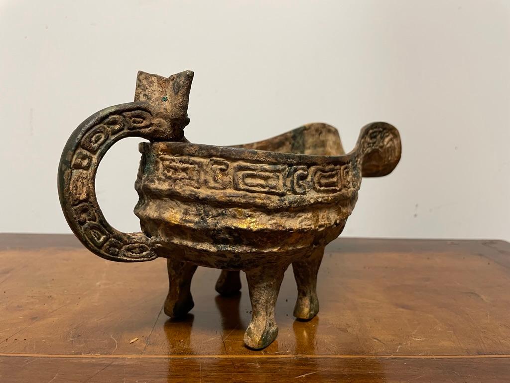 Vasija china de bronce dorado y verdigrís de estilo arcaico Vaciado en venta