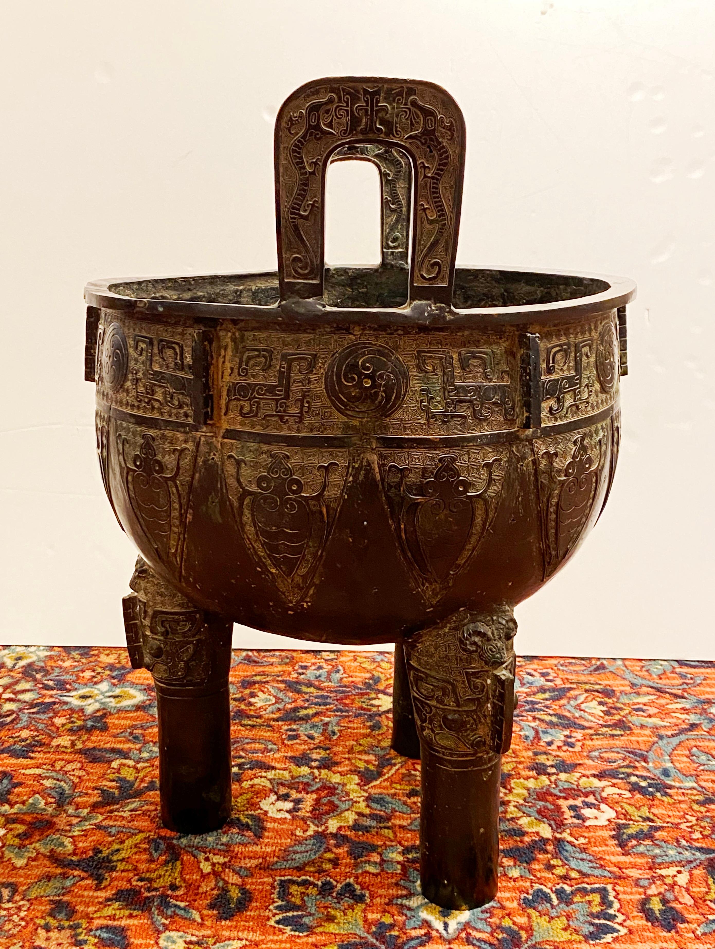 Archaïque Vase monumental en bronze de style archaïque chinois en vente