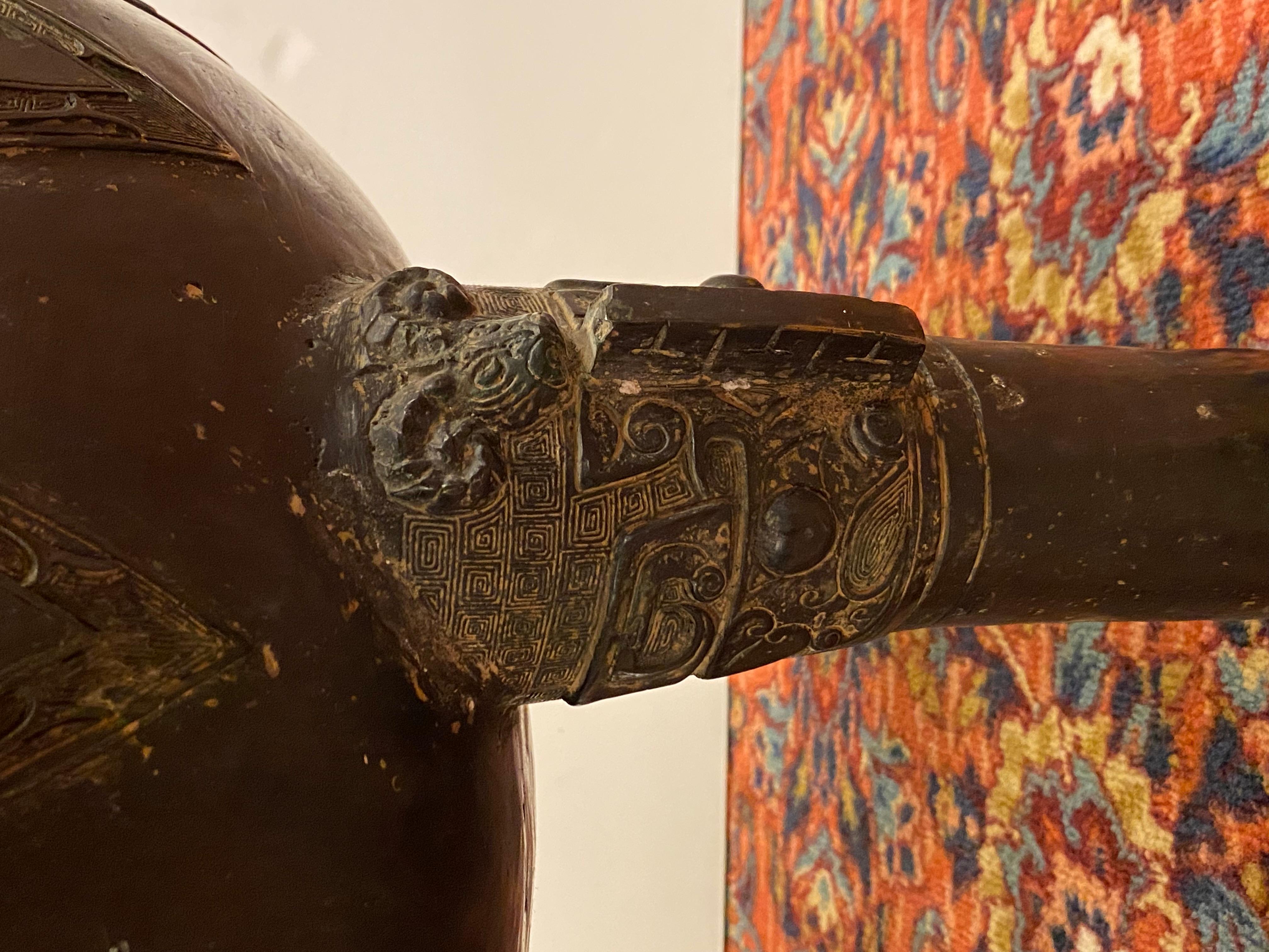 20ième siècle Vase monumental en bronze de style archaïque chinois en vente