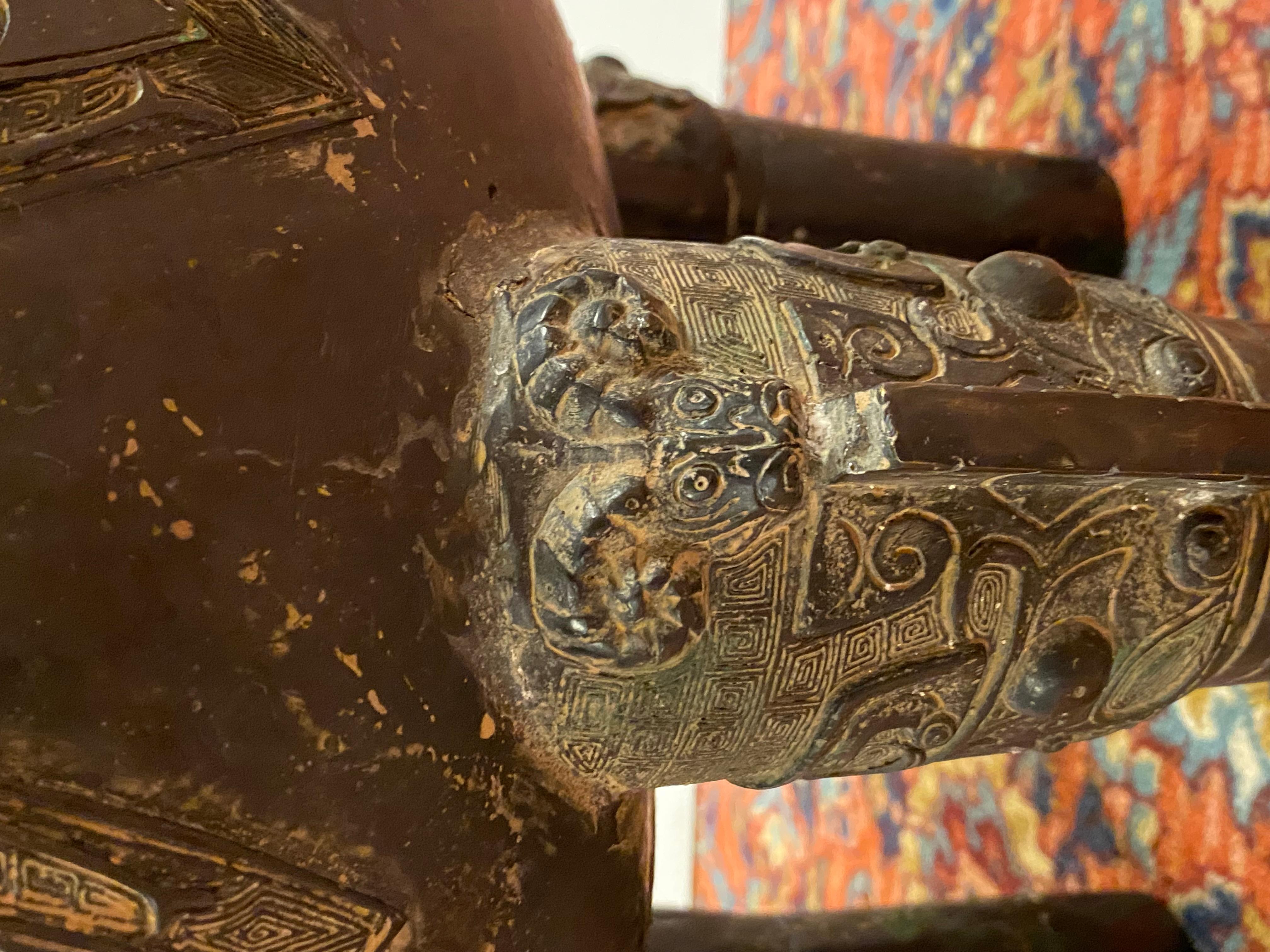 Vase monumental en bronze de style archaïque chinois en vente 1