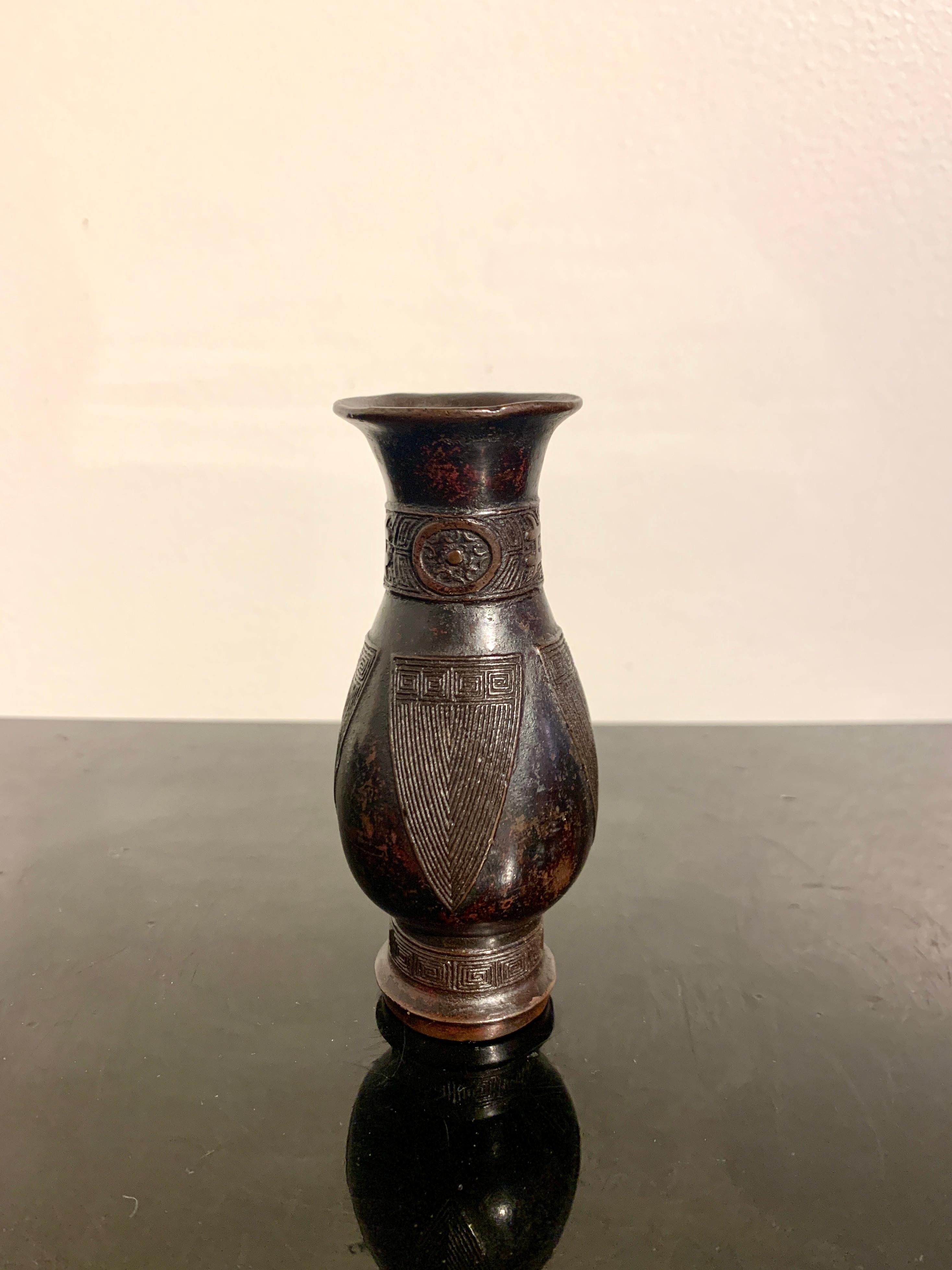 Qing Chinese Archaisitc Bronze Small Scholar Vase, 17th Century, China For Sale