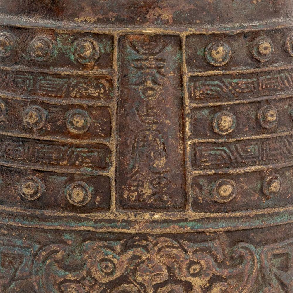 Chinesische archaische Bronzeglocke (Archaistisch) im Angebot