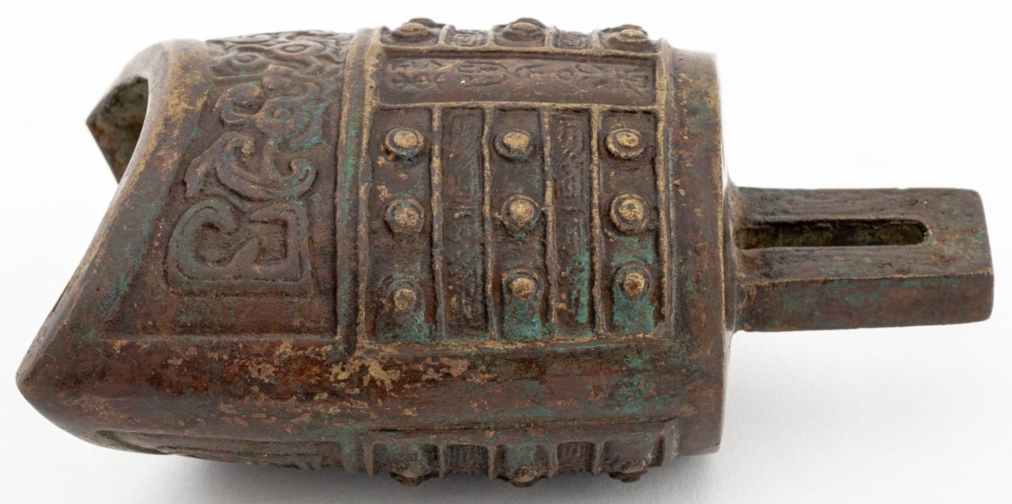 Chinesische archaische Bronzeglocke im Angebot 1