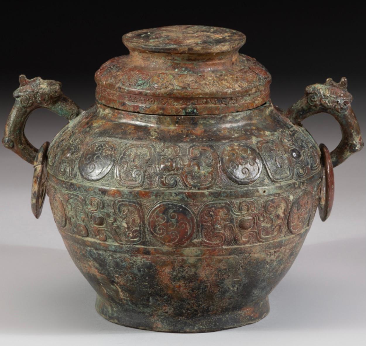 Un vaso coperto di bronzo arcaico cinese
Cina. XIX secolo
Dimensioni: 7 x 9-1/2 x 7-1/4 pollici (17,8 x 24,1 x 18,4 cm)
Condit: Molto buono con usura.

AVANTIQUES si dedica a fornire una collezione esclusiva e curata di belle arti, dipinti, bronzi,