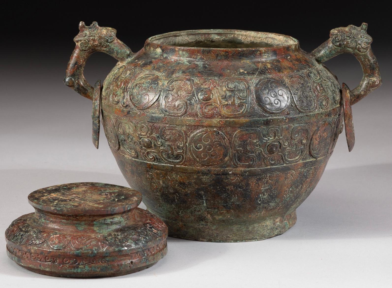 Cinese Vaso coperto in bronzo arcaico cinese Hu in vendita