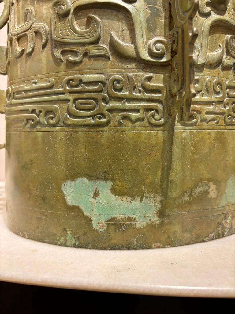 Chinesische archaische Ritualglocke aus Bronze, Stil der Zhou Dynasty, Verdigris Patina im Angebot 6