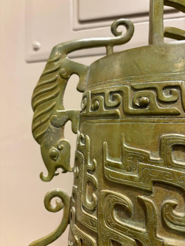 Chinesische archaische Ritualglocke aus Bronze, Stil der Zhou Dynasty, Verdigris Patina im Angebot 8