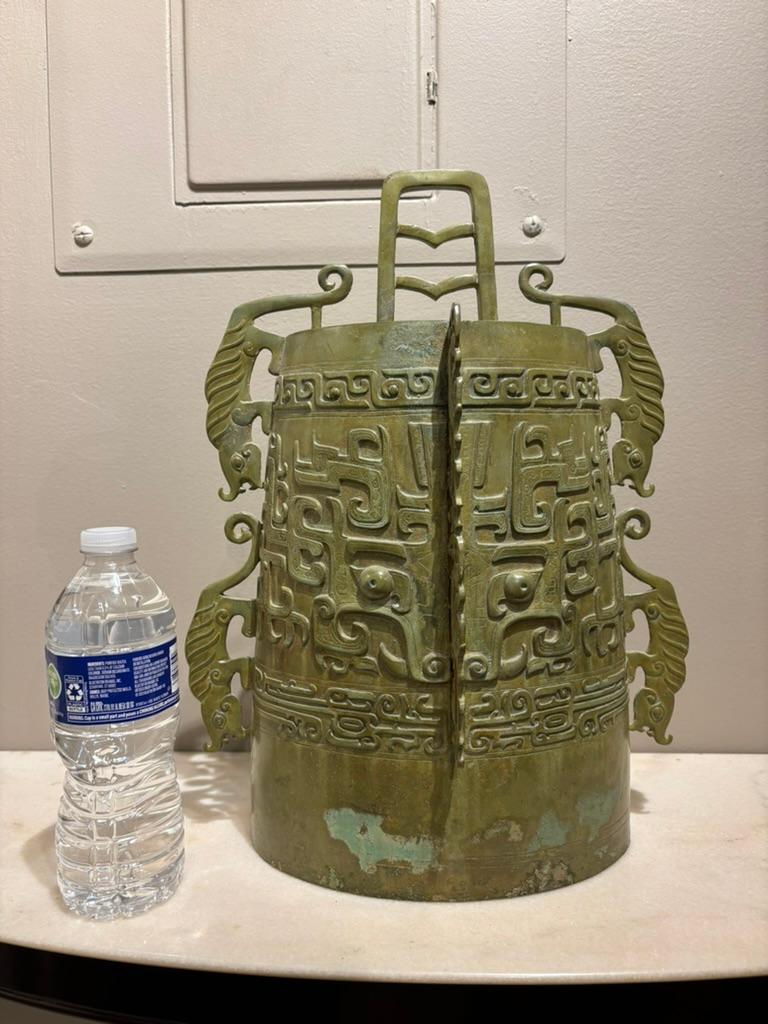Chinesische archaische Ritualglocke aus Bronze, Stil der Zhou Dynasty, Verdigris Patina im Angebot 12