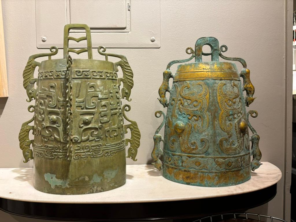 Chinesische archaische Ritualglocke aus Bronze, Stil der Zhou Dynasty, Verdigris Patina im Angebot 13