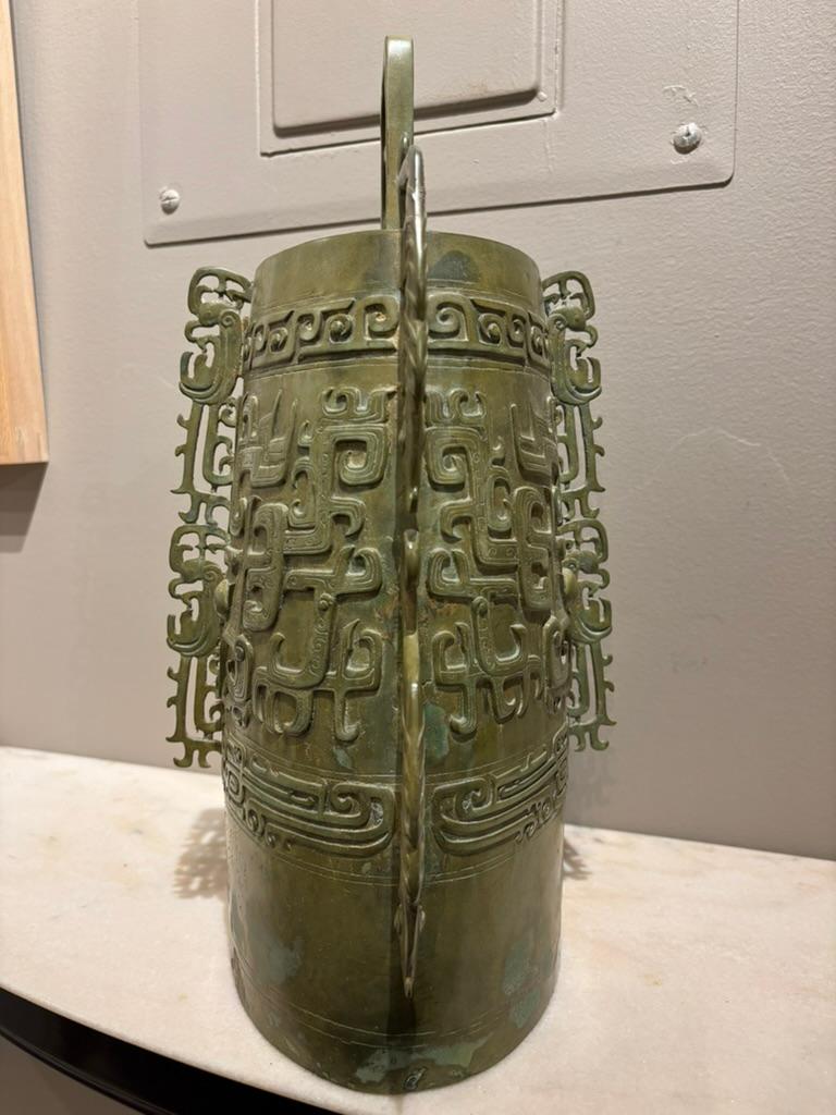 Chinesische archaische Ritualglocke aus Bronze, Stil der Zhou Dynasty, Verdigris Patina (Gegossen) im Angebot