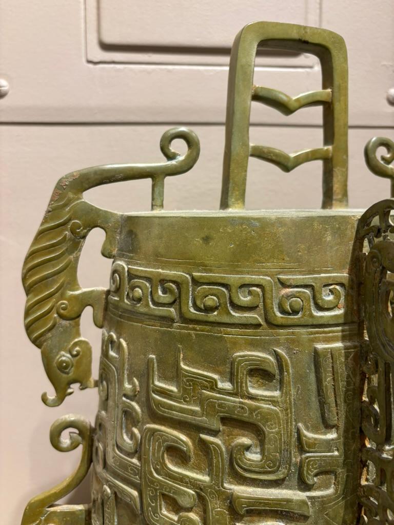 Chinesische archaische Ritualglocke aus Bronze, Stil der Zhou Dynasty, Verdigris Patina im Zustand „Gut“ im Angebot in Stamford, CT