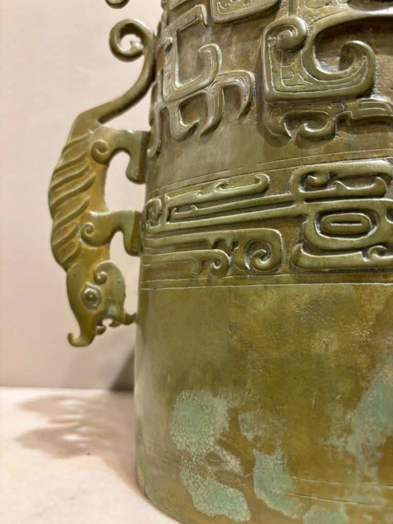 Chinesische archaische Ritualglocke aus Bronze, Stil der Zhou Dynasty, Verdigris Patina (20. Jahrhundert) im Angebot