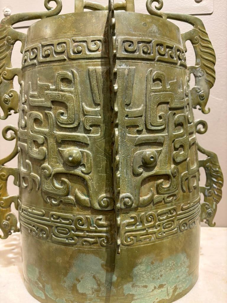Chinesische archaische Ritualglocke aus Bronze, Stil der Zhou Dynasty, Verdigris Patina im Angebot 1
