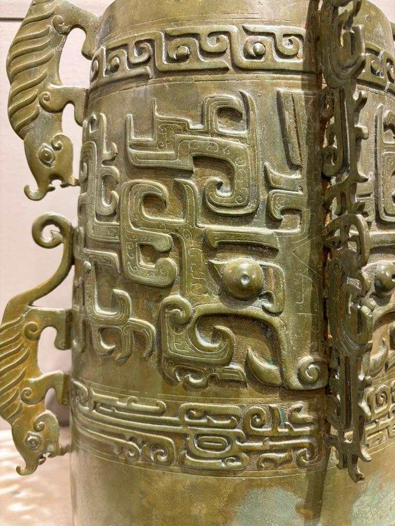 Chinesische archaische Ritualglocke aus Bronze, Stil der Zhou Dynasty, Verdigris Patina im Angebot 2