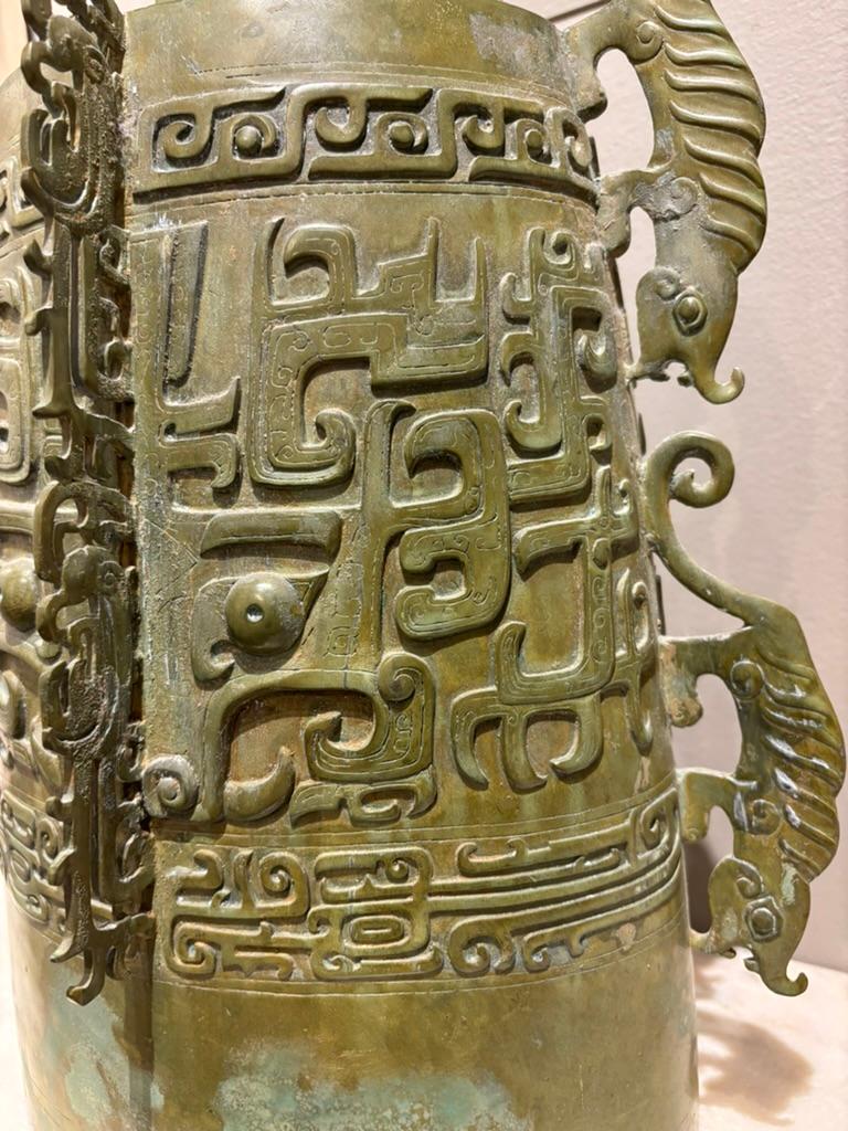 Chinesische archaische Ritualglocke aus Bronze, Stil der Zhou Dynasty, Verdigris Patina im Angebot 3