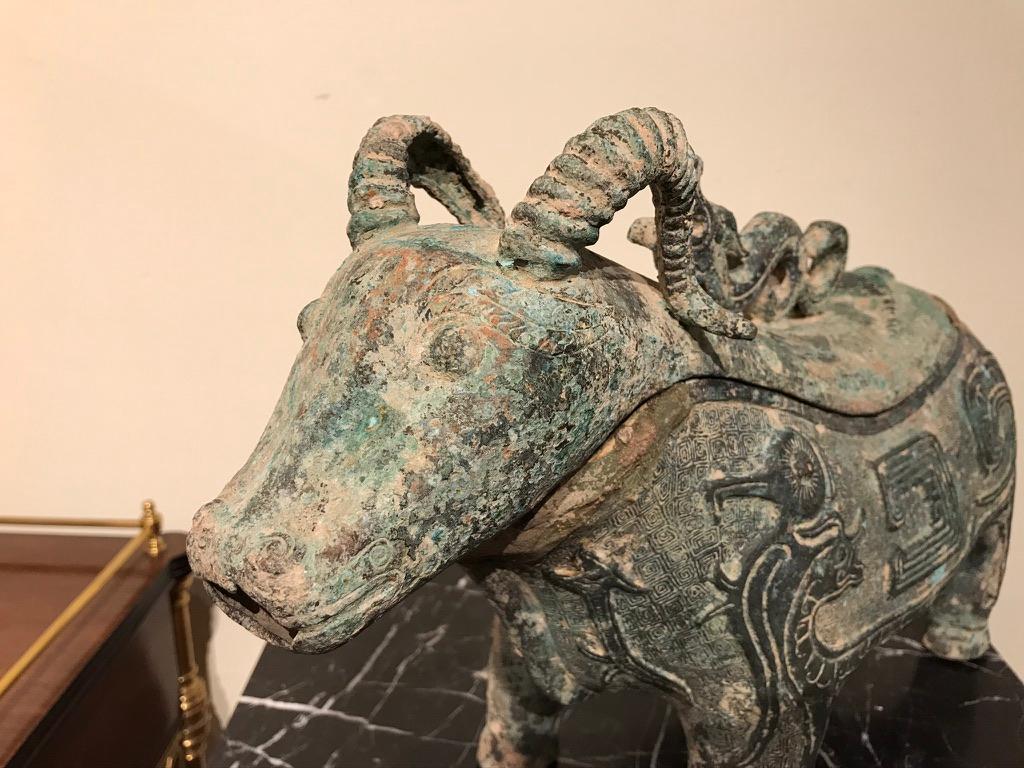 Chinesisches archaisches rituelles Widder-Weingefäß aus Bronze im Angebot 4